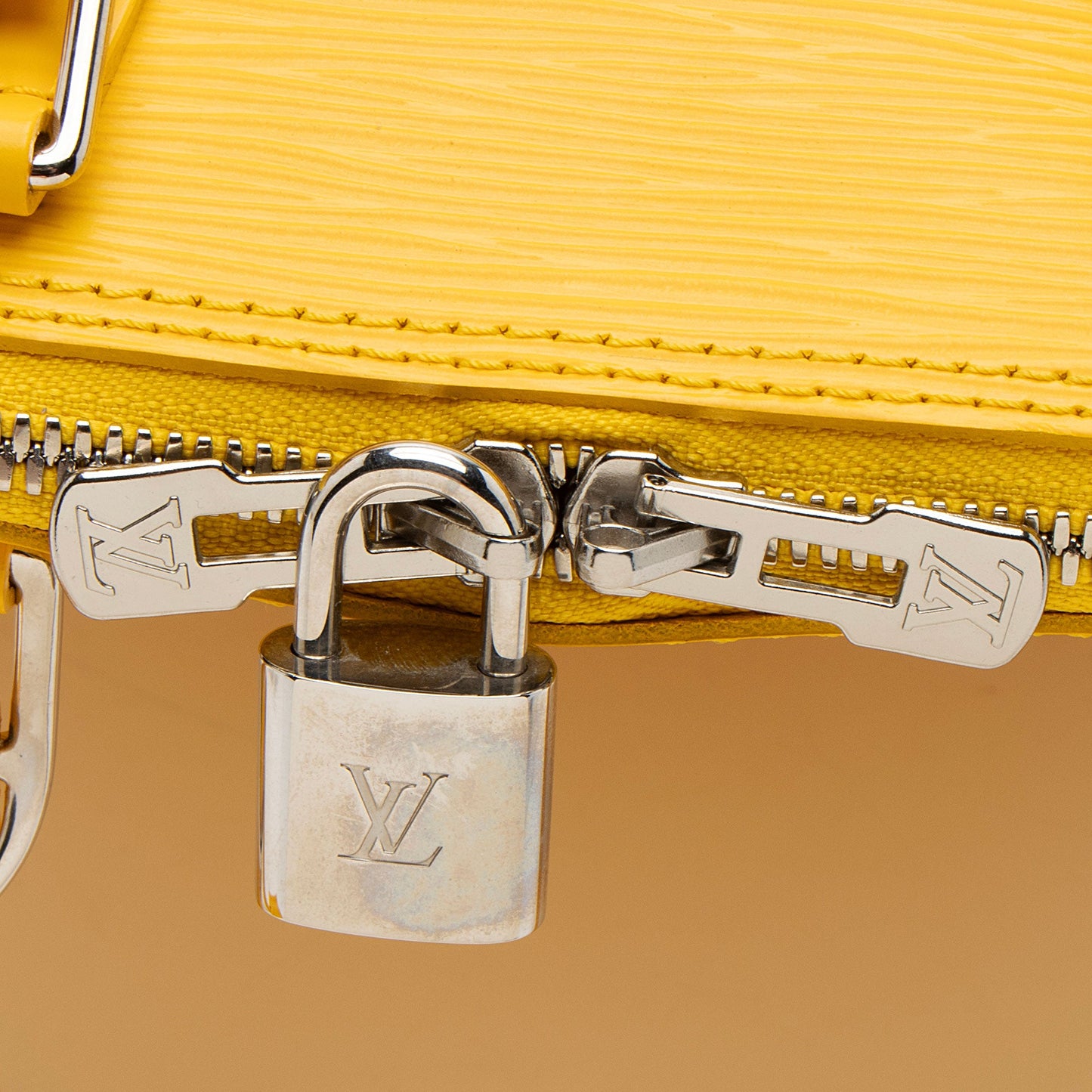 Louis Vuitton Epi Leather Alma PM Satchel (SHF-UNHnOL)