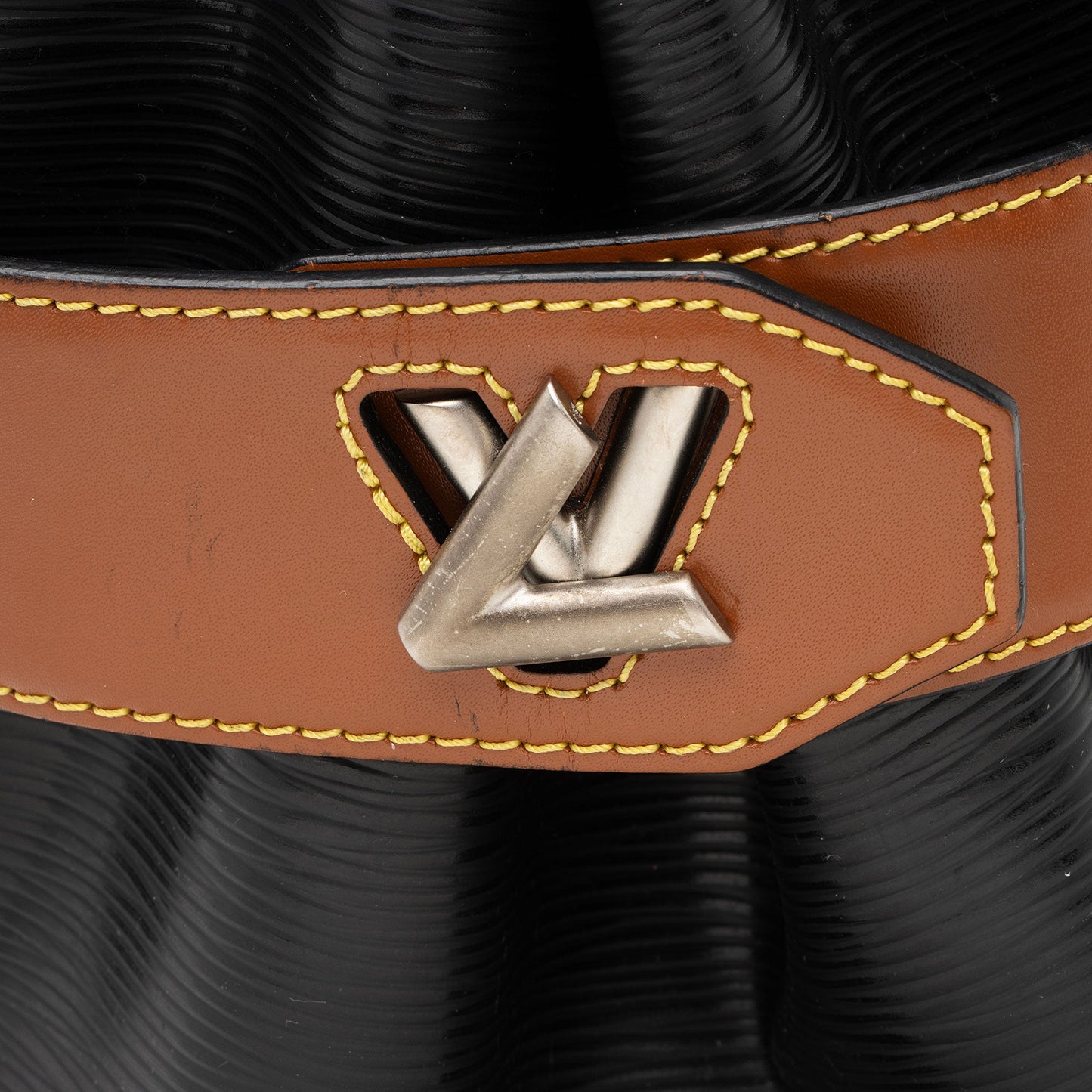 Louis Vuitton Epi Leather Twist Bucket Bag (SHF-6XRjK2)