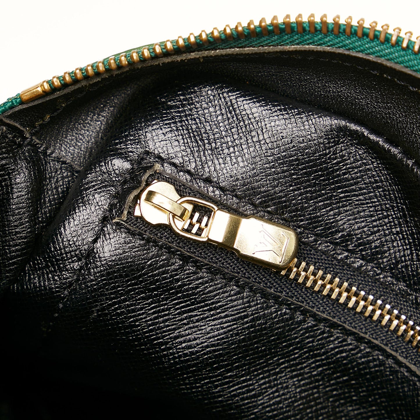 Louis Vuitton Epi Trocadero 24 (SHG-31399)