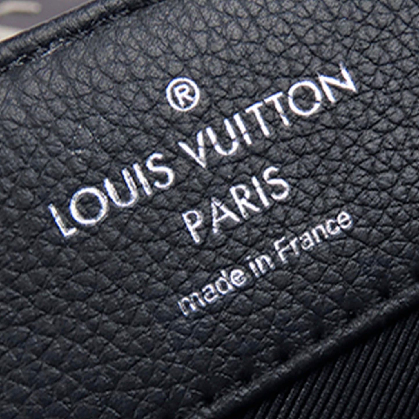 Louis Vuitton Eyelet LockMe II BB (SHG-Wmv6tS)