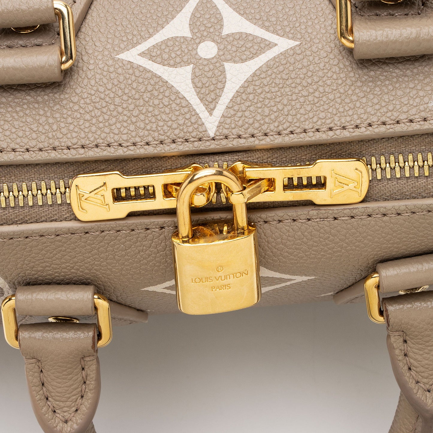 Louis Vuitton Giant Monogram Empreinte Bicolor Speedy Bandouliere 20 Satchel (SHF-oBDaSf)