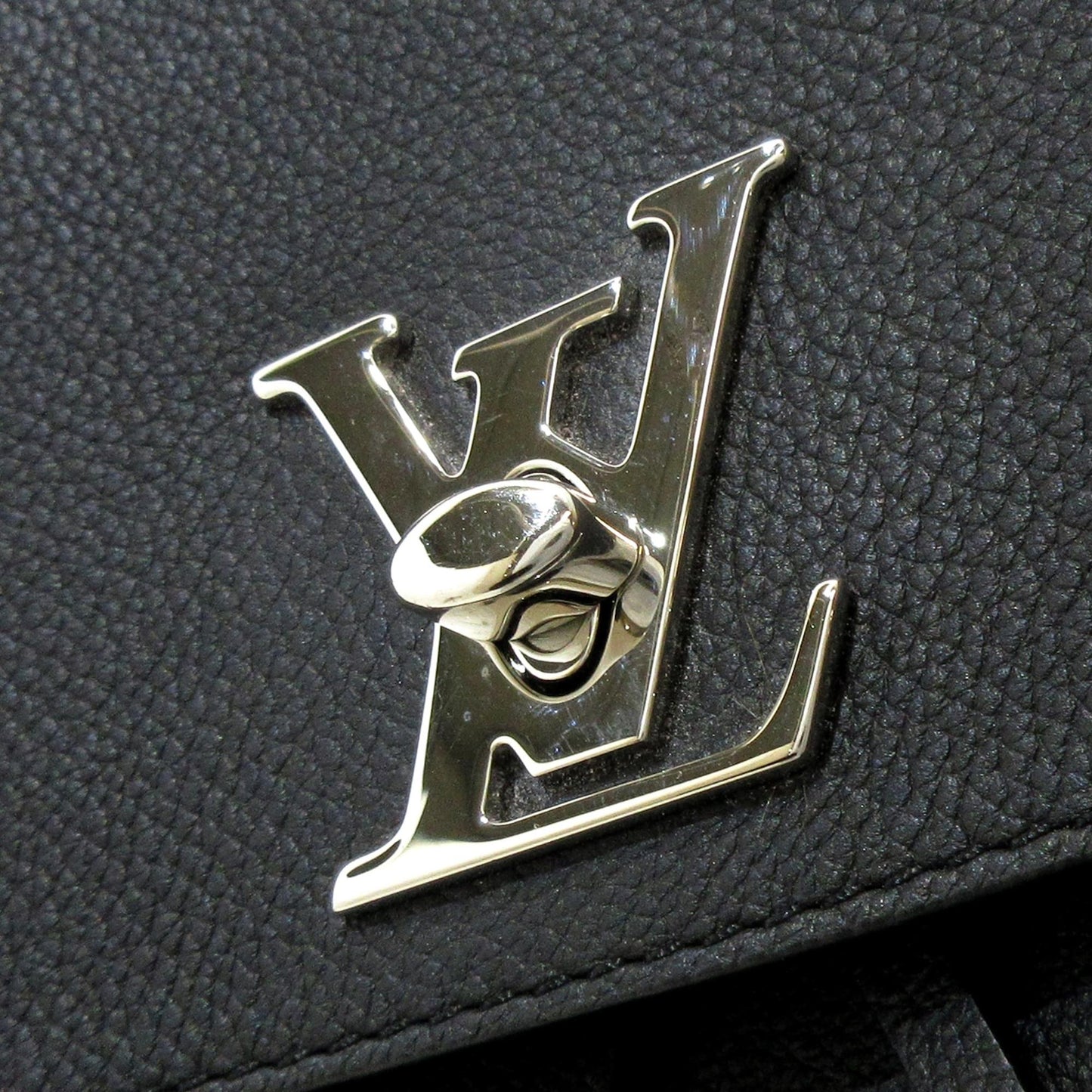 Louis Vuitton LockMe Backpack (SHG-uKWaci)