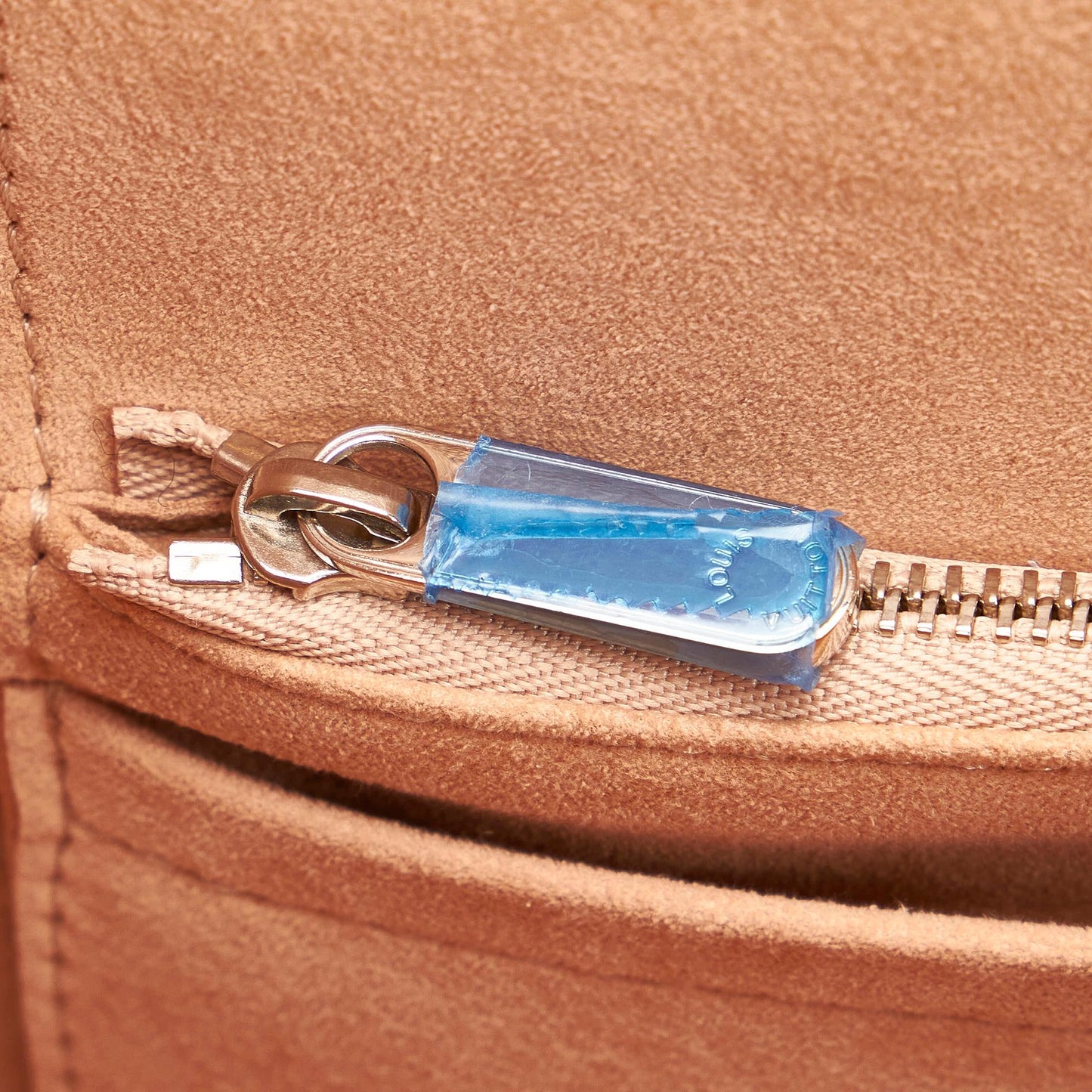 Louis Vuitton LockMe Cabas (SHG-37820)