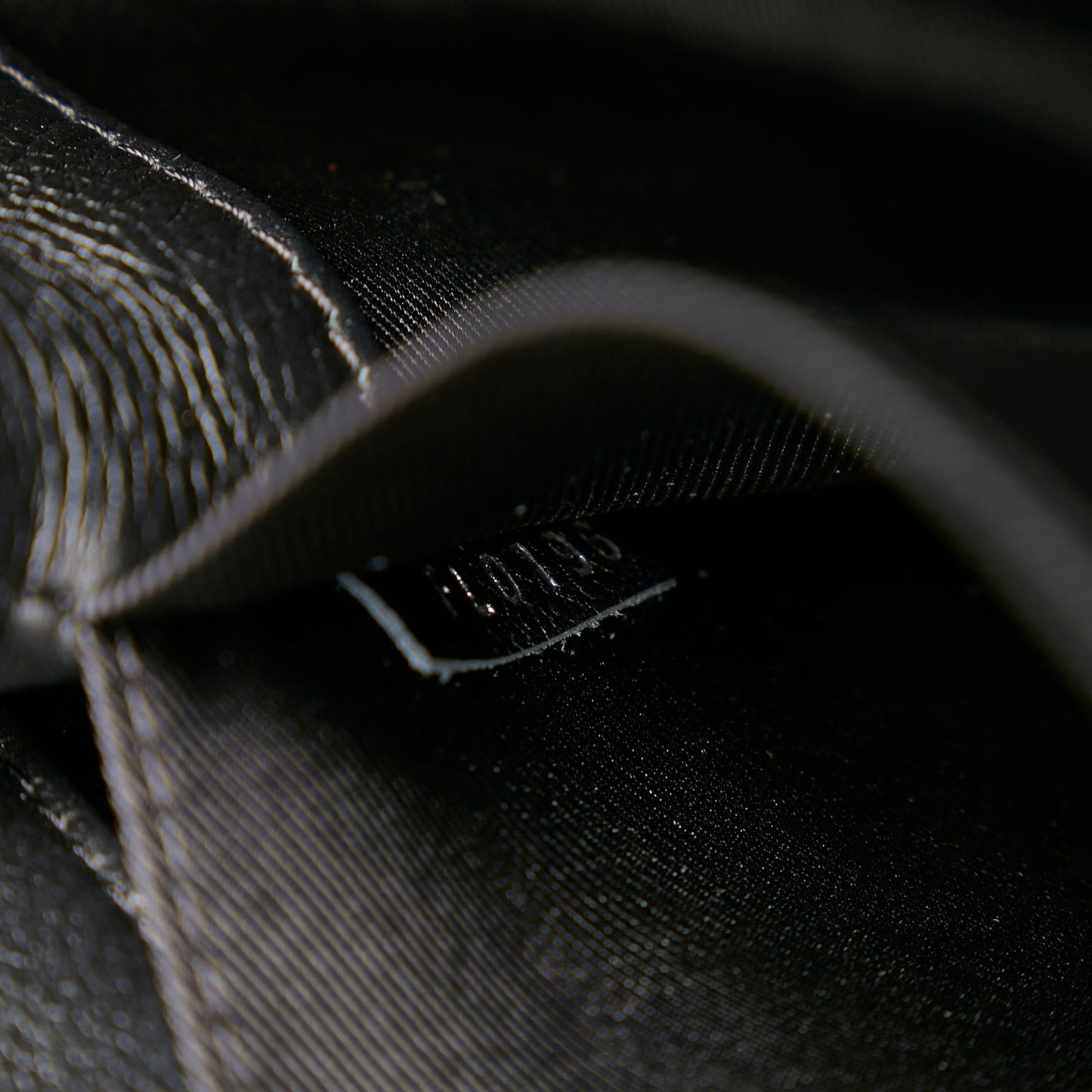 Louis Vuitton LockMe II (SHG-37824)