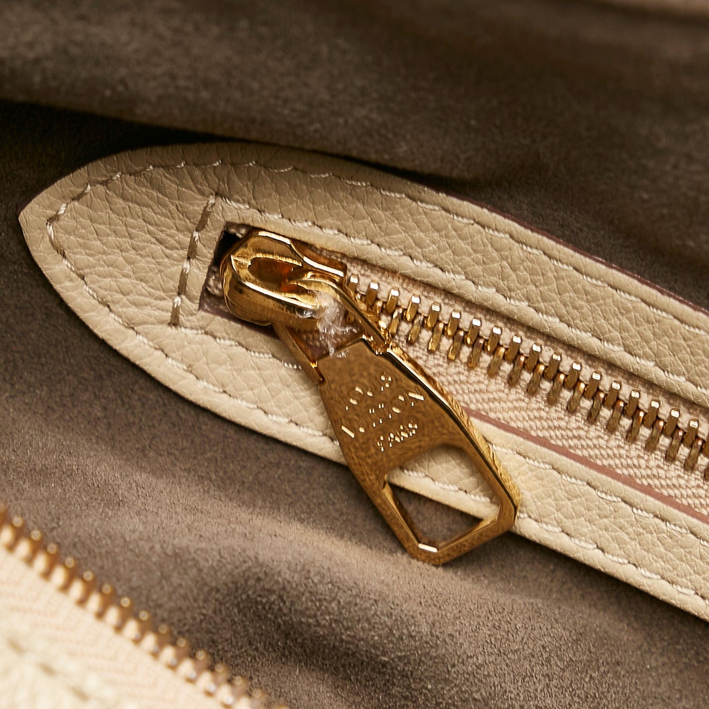 Louis Vuitton Mahina Galatea MM (SHG-iP4i0i)