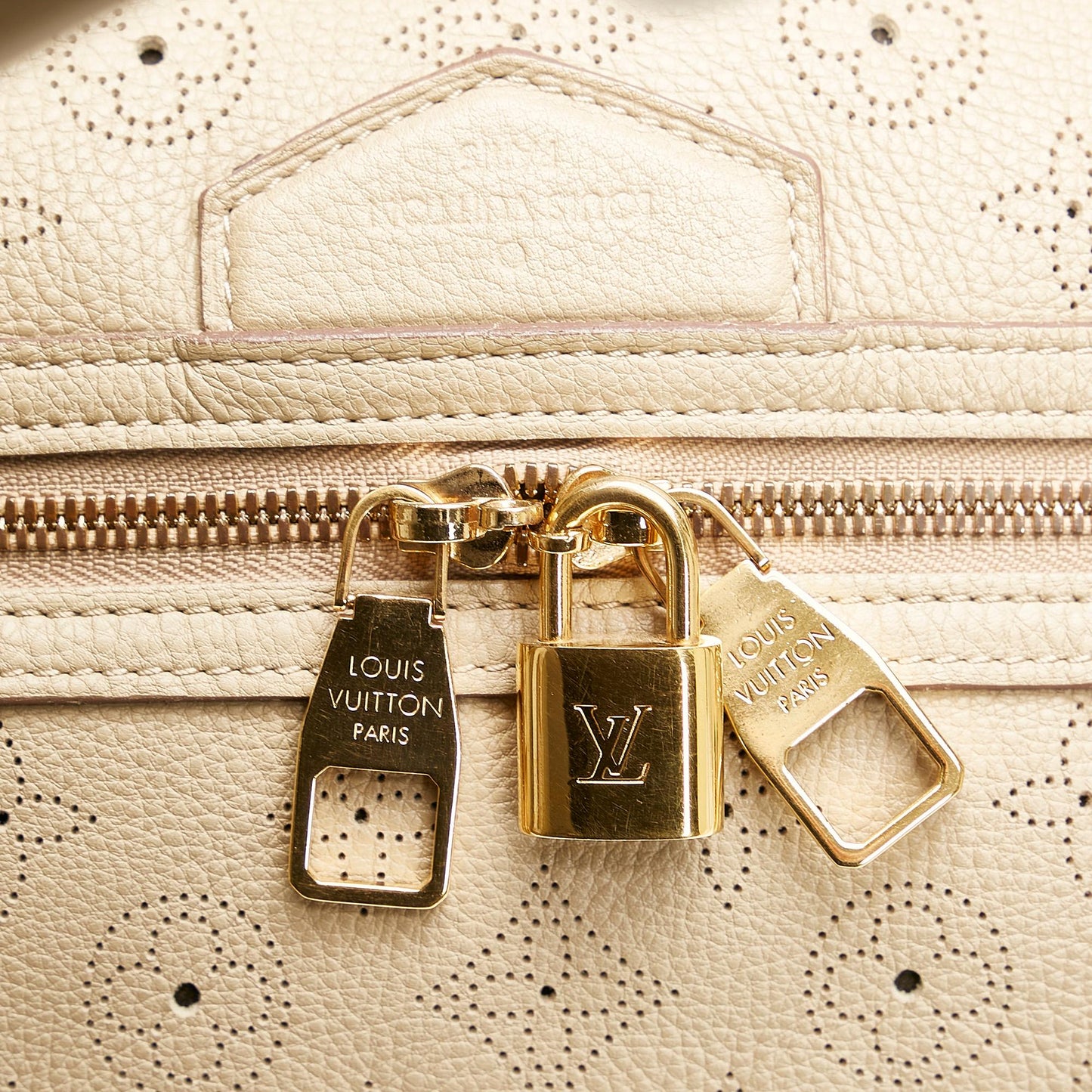 Louis Vuitton Mahina Galatea MM (SHG-iP4i0i)