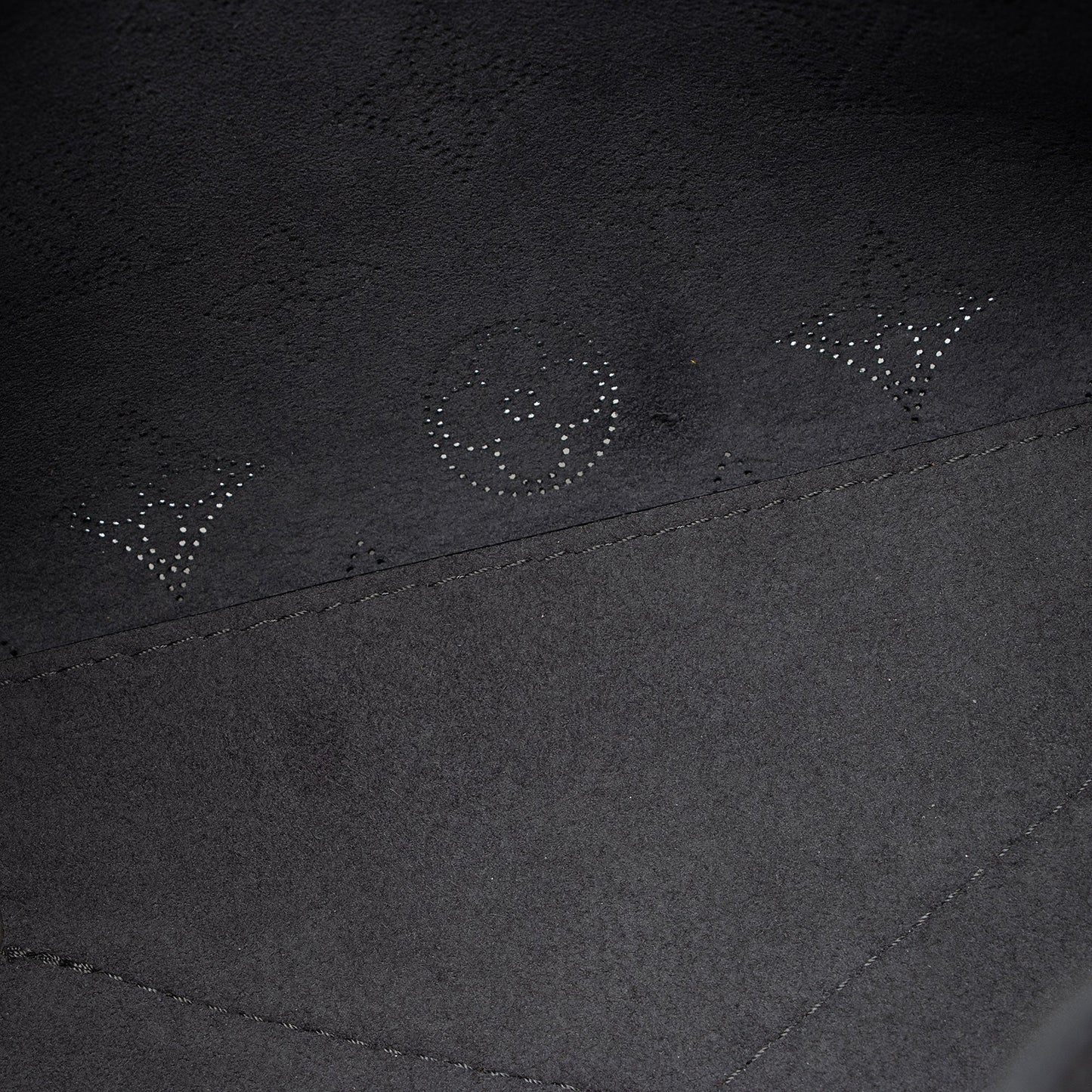 Louis Vuitton Mahina Leather Bella Bucket Bag (SHF-CcyhzL)