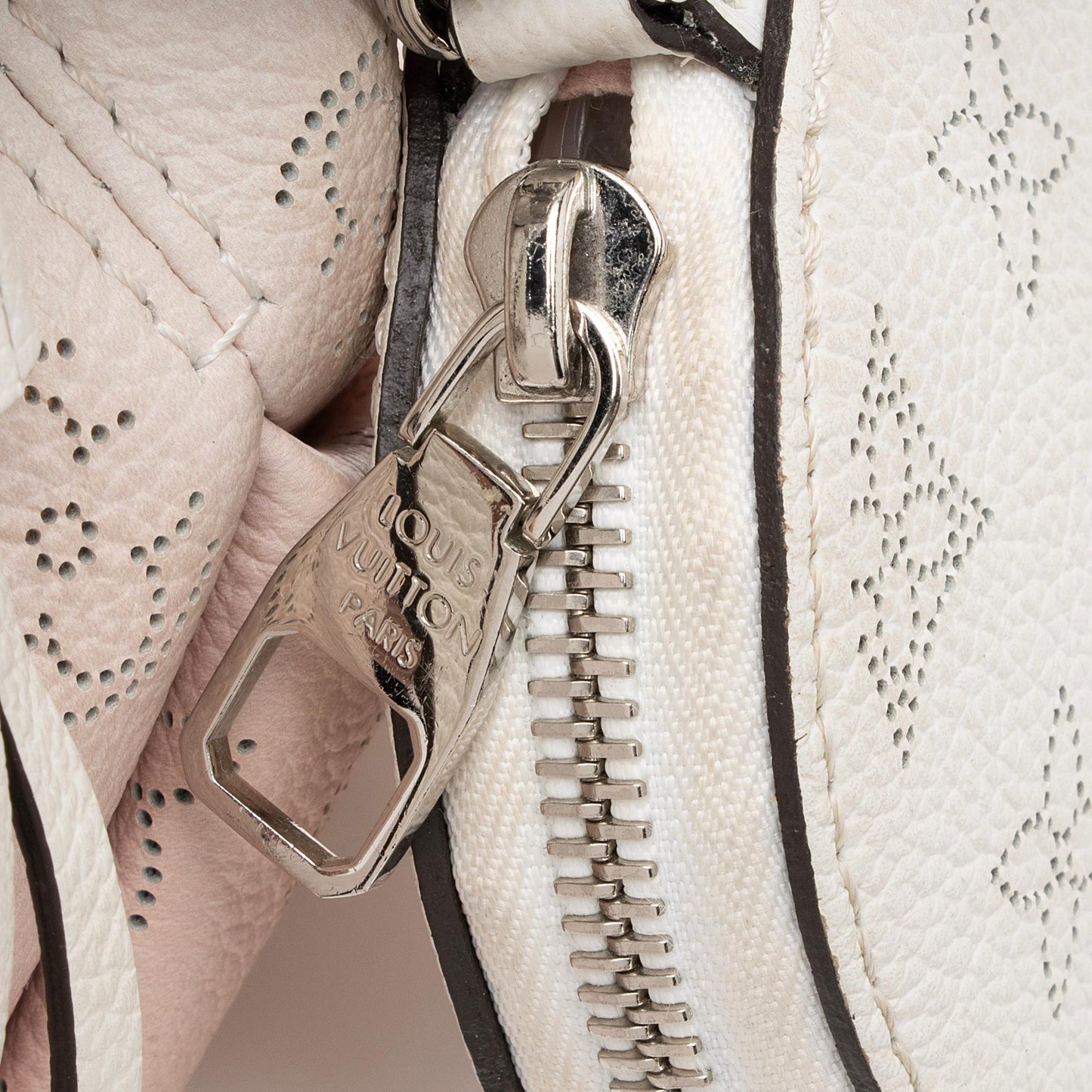Louis Vuitton Mahina Leather Bella Medium Bucket Bag (SHF-vWLGtP)
