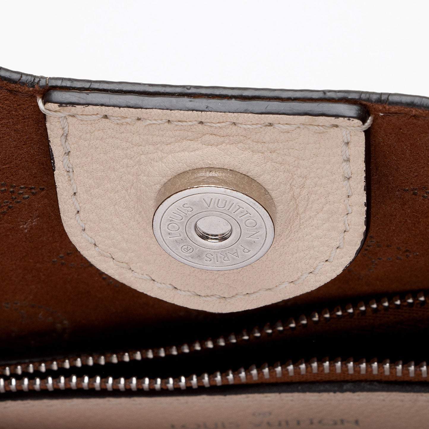 Louis Vuitton Mahina Leather Carmel Hobo (SHF-I2e2sp)