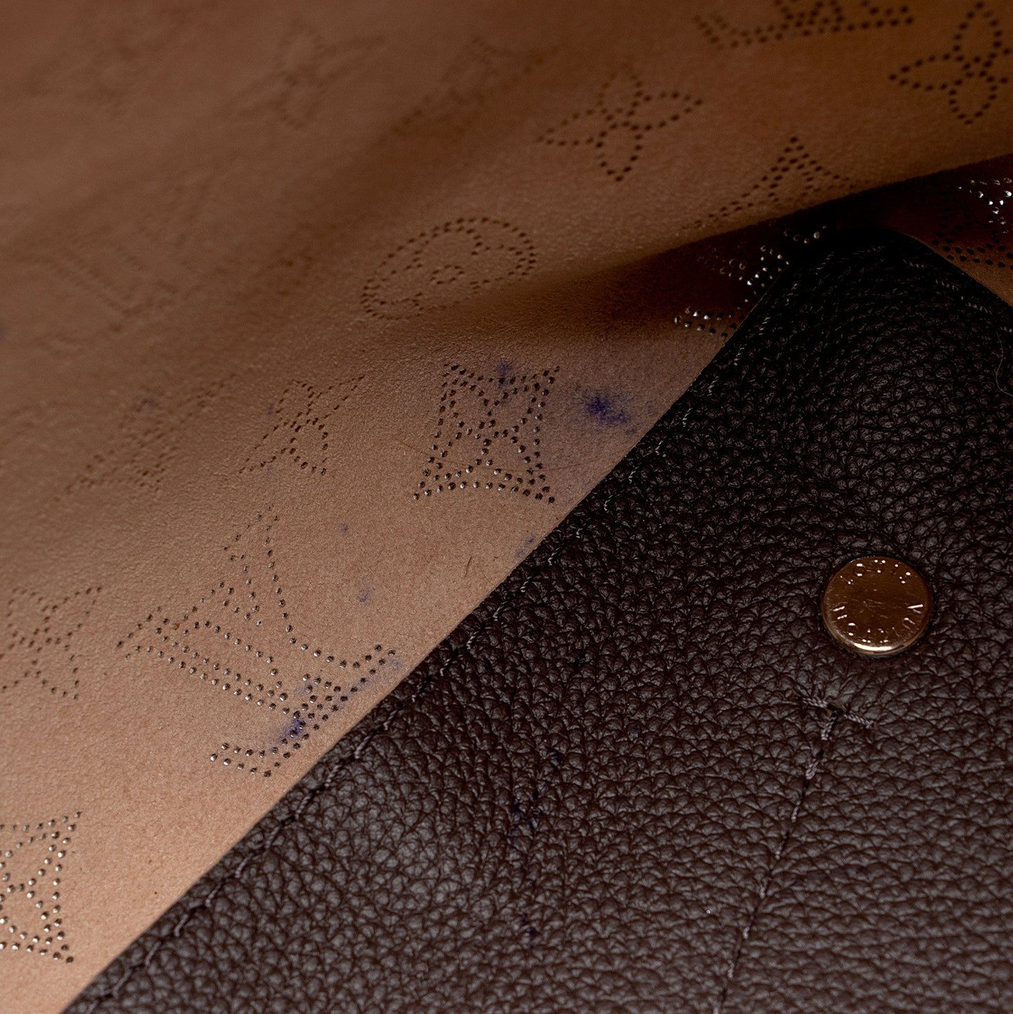 Louis Vuitton Mahina Leather Carmel Hobo (SHF-Oex6B3)