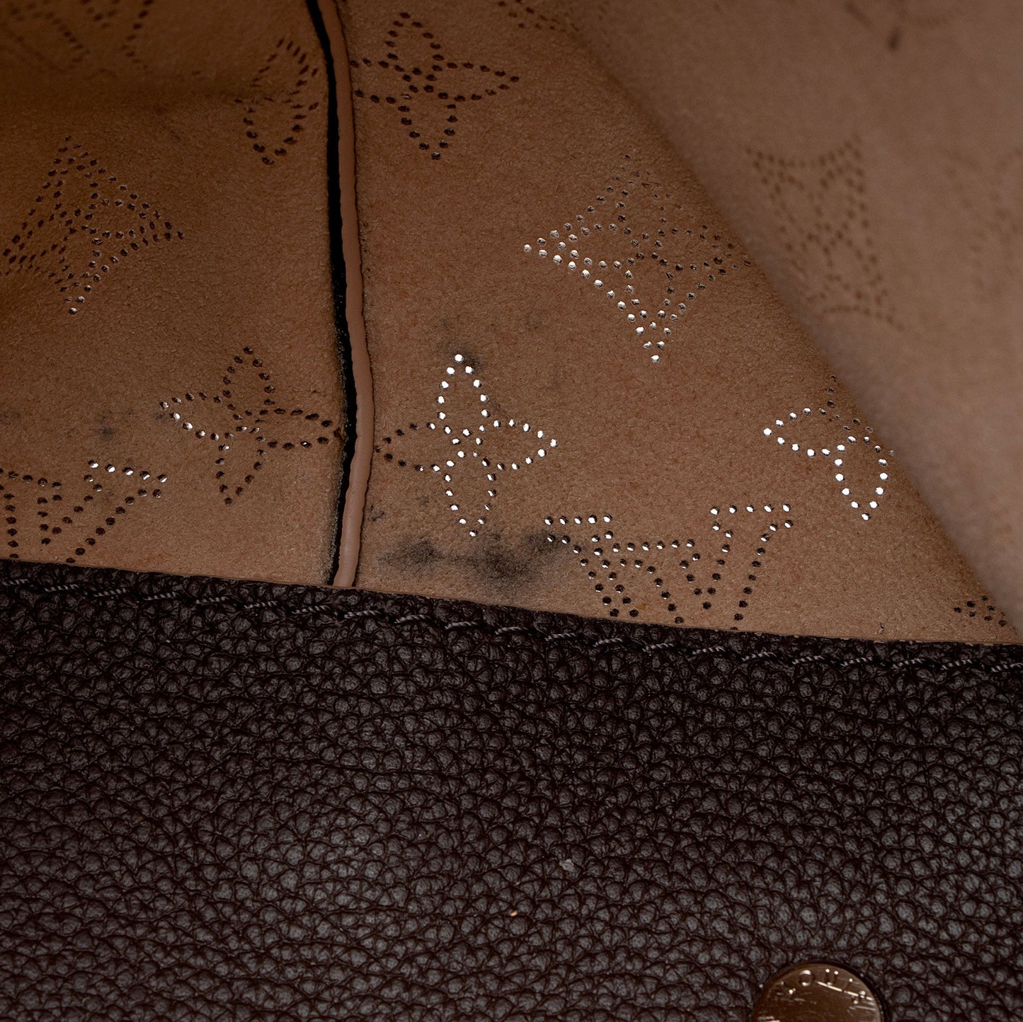 Louis Vuitton Mahina Leather Carmel Hobo (SHF-Oex6B3)