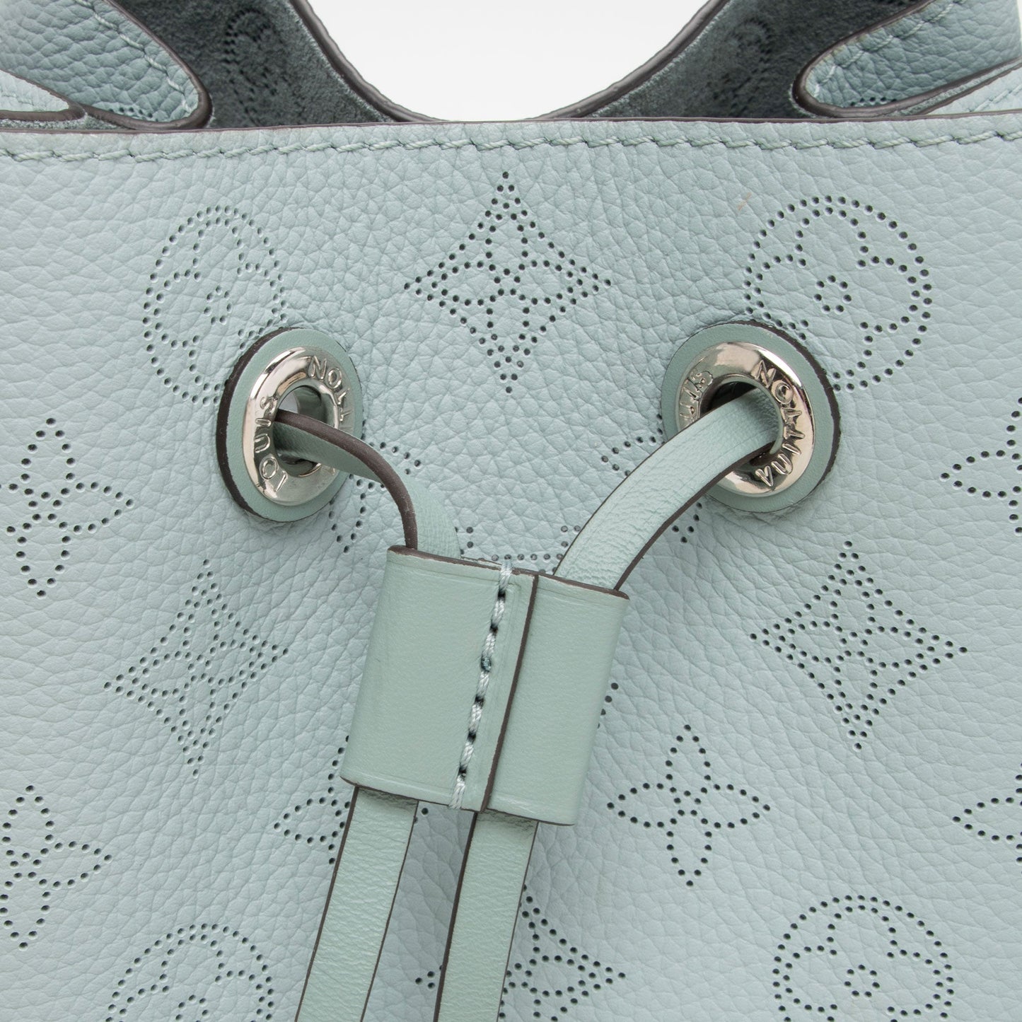 Louis Vuitton Mahina Leather Muria Bucket Bag (SHF-C511ja)