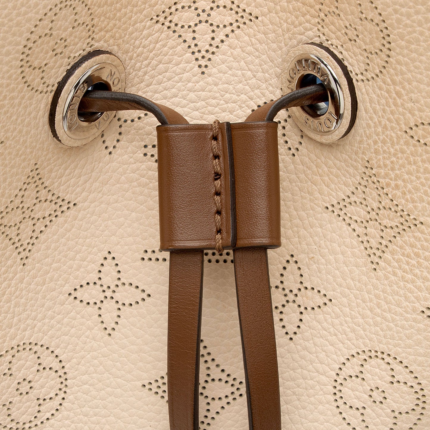 Louis Vuitton Mahina Leather Muria Bucket Bag (SHF-BNsEFh)