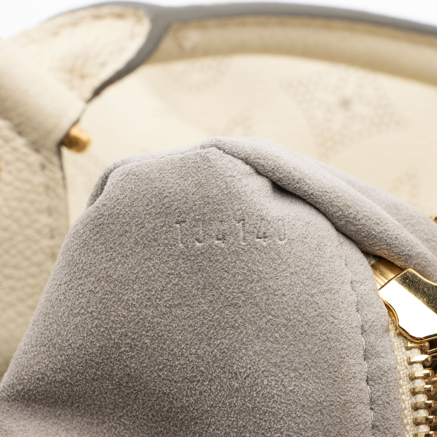 Louis Vuitton Mahina Leather XL Hobo (SHF-XqaxdJ)