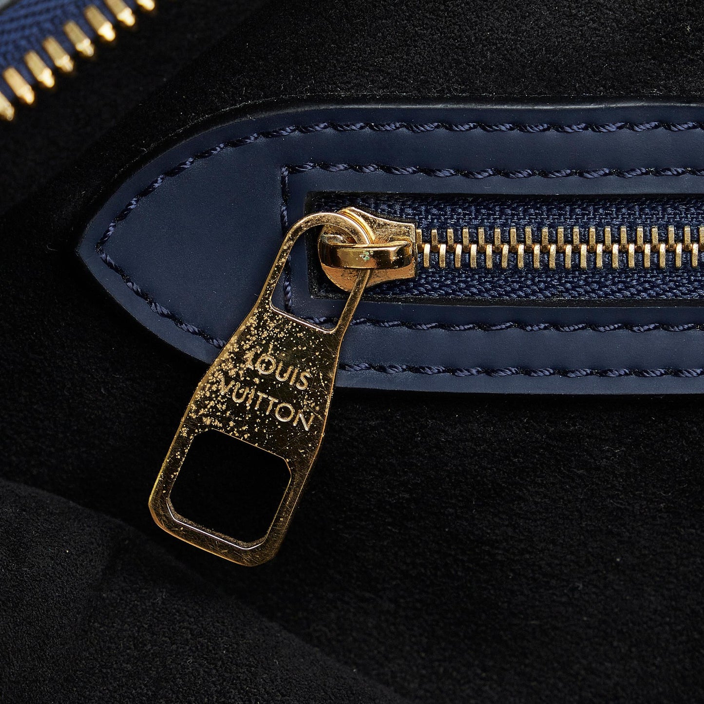 Louis Vuitton Monogram Addiction Lockit Vertical MM (SHG-AMrldH)