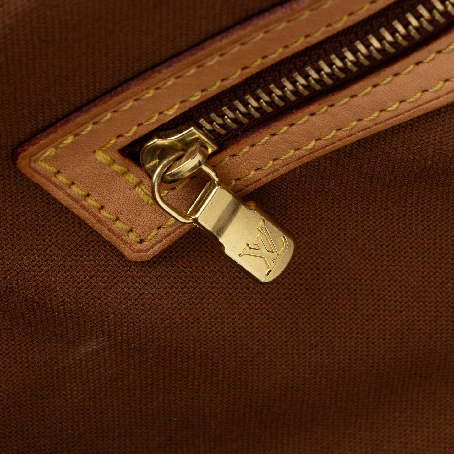 Louis Vuitton Monogram Canvas Abbesses Messenger Bag (SHF-O4XVsn)