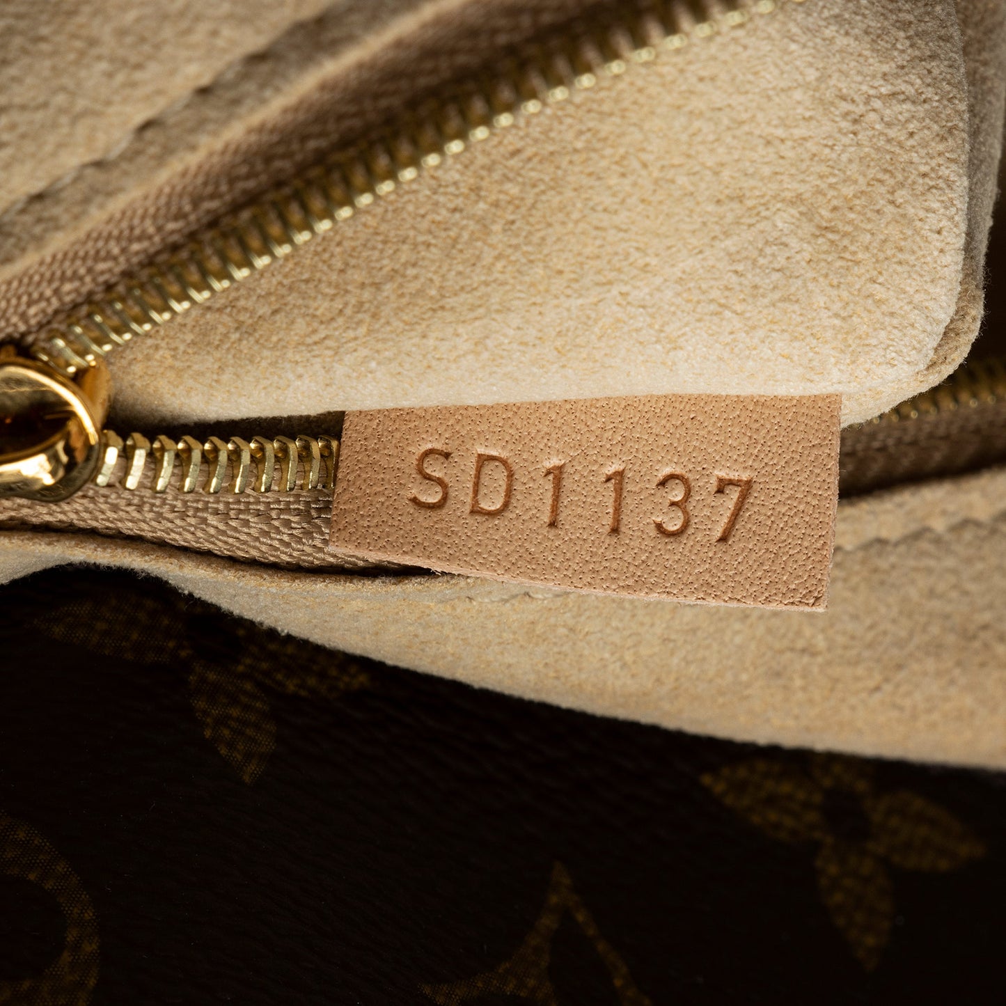 Louis Vuitton Monogram Canvas Artsy MM Shoulder Bag (SHF-23698)