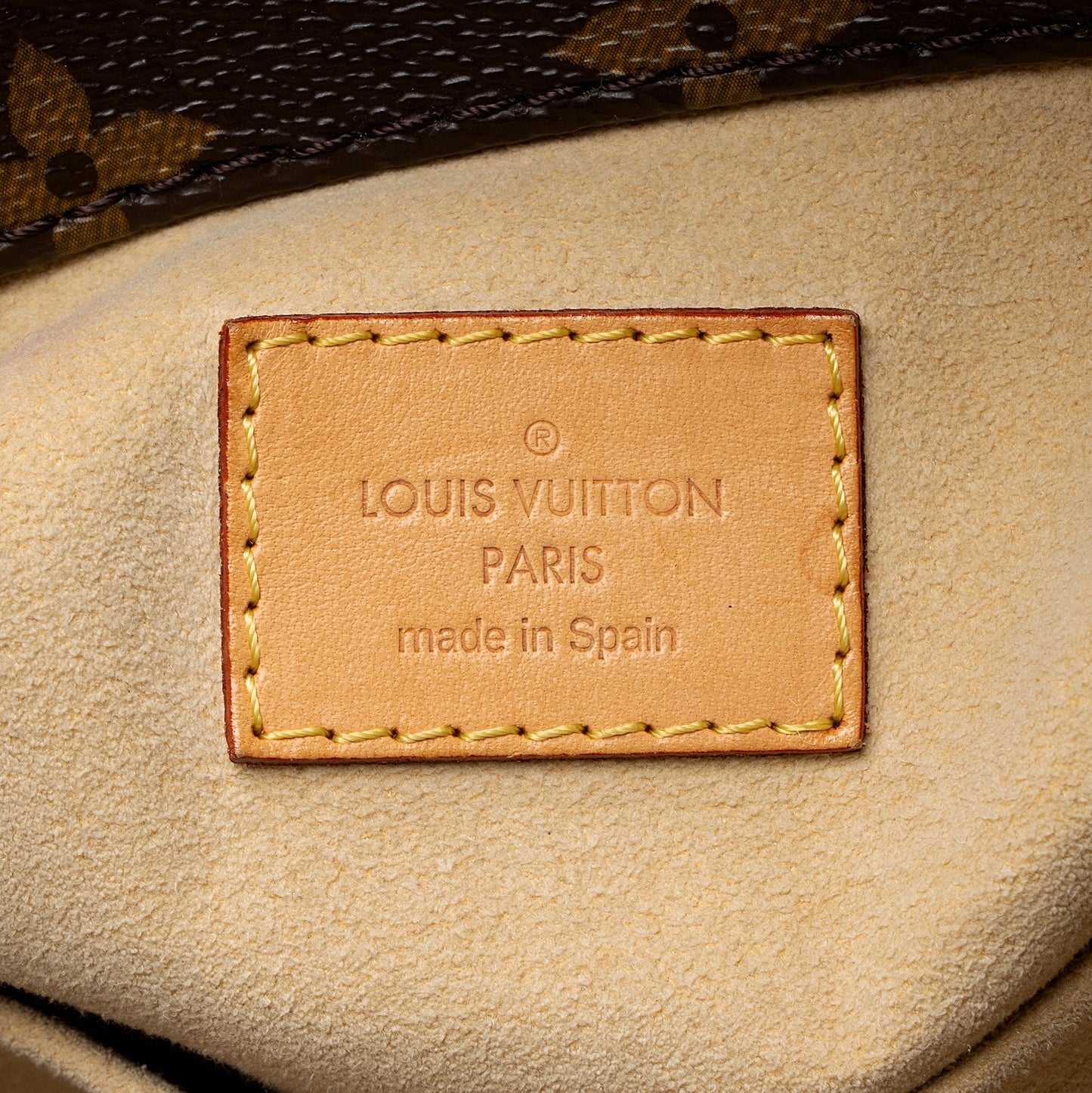 Louis Vuitton Monogram Canvas Artsy MM Shoulder Bag (SHF-KCbJ3u)