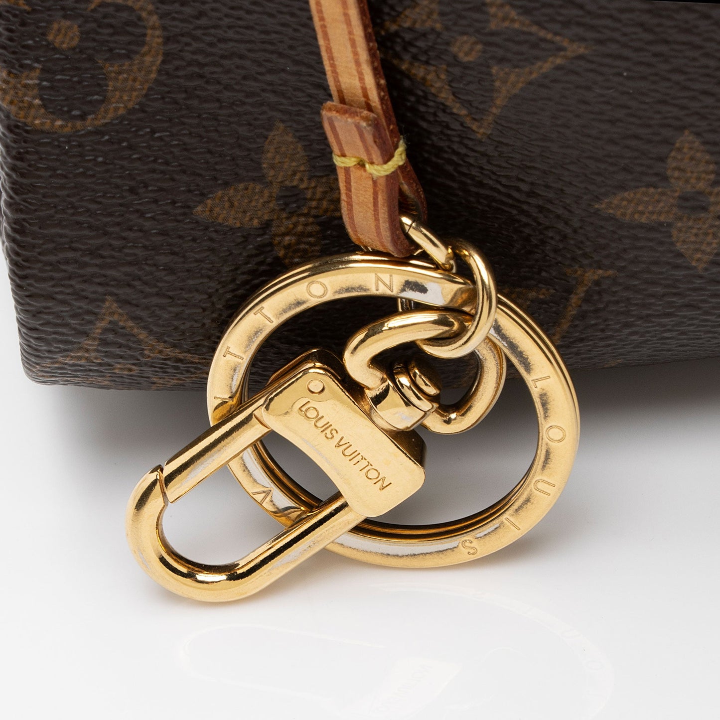 Louis Vuitton Monogram Canvas Artsy MM Shoulder Bag (SHF-kIO7AO)