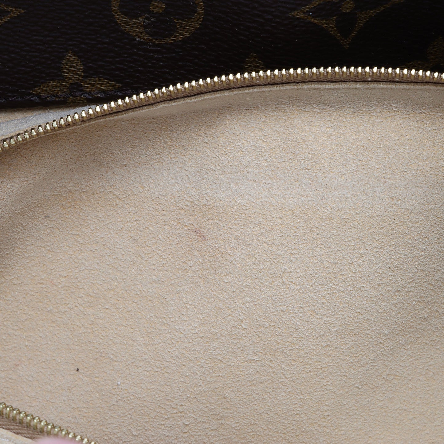 Louis Vuitton Monogram Canvas Artsy MM Shoulder Bag (SHF-ogoQR0)