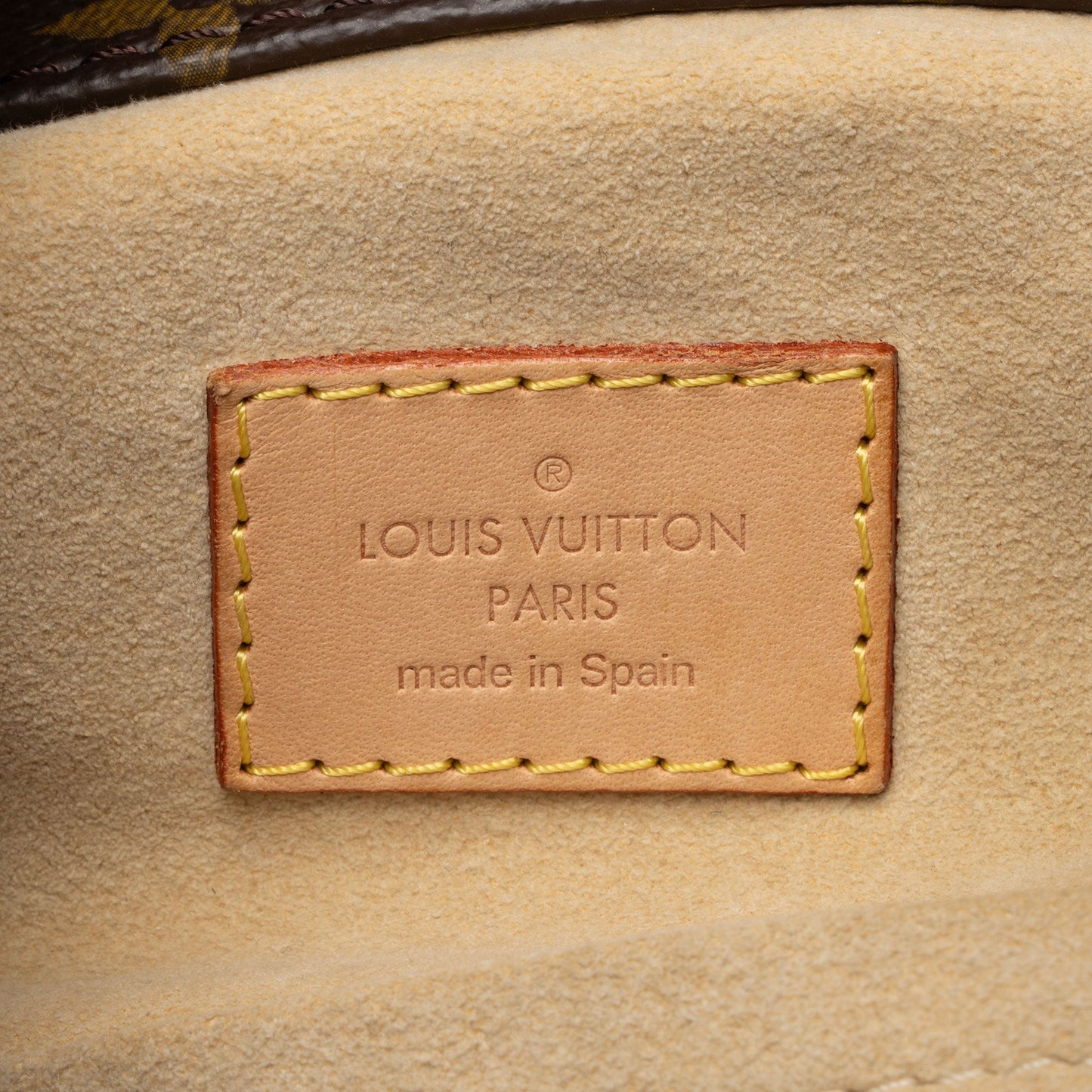 Louis Vuitton Monogram Canvas Artsy MM Shoulder Bag (SHF-sGWlCK)