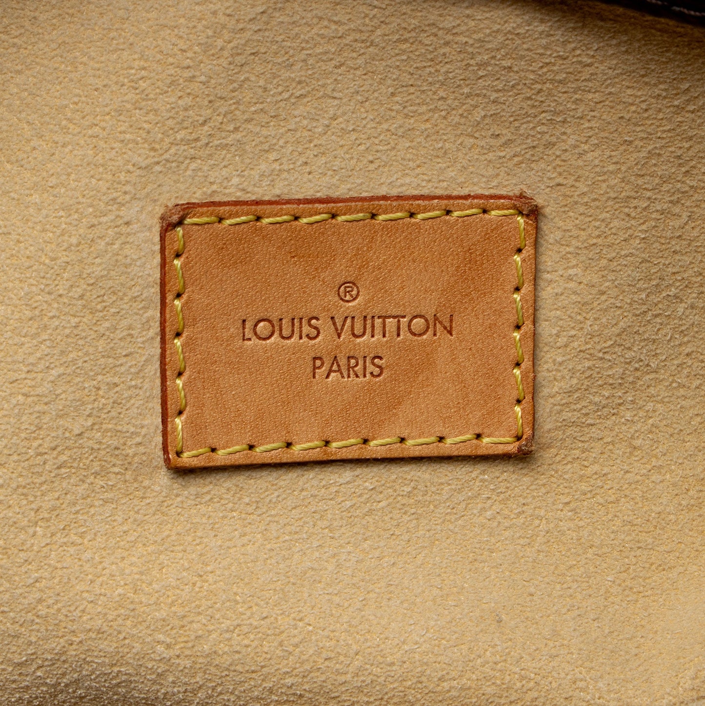 Louis Vuitton Monogram Canvas Artsy MM Shoulder Bag (SHF-yuO2Q5)