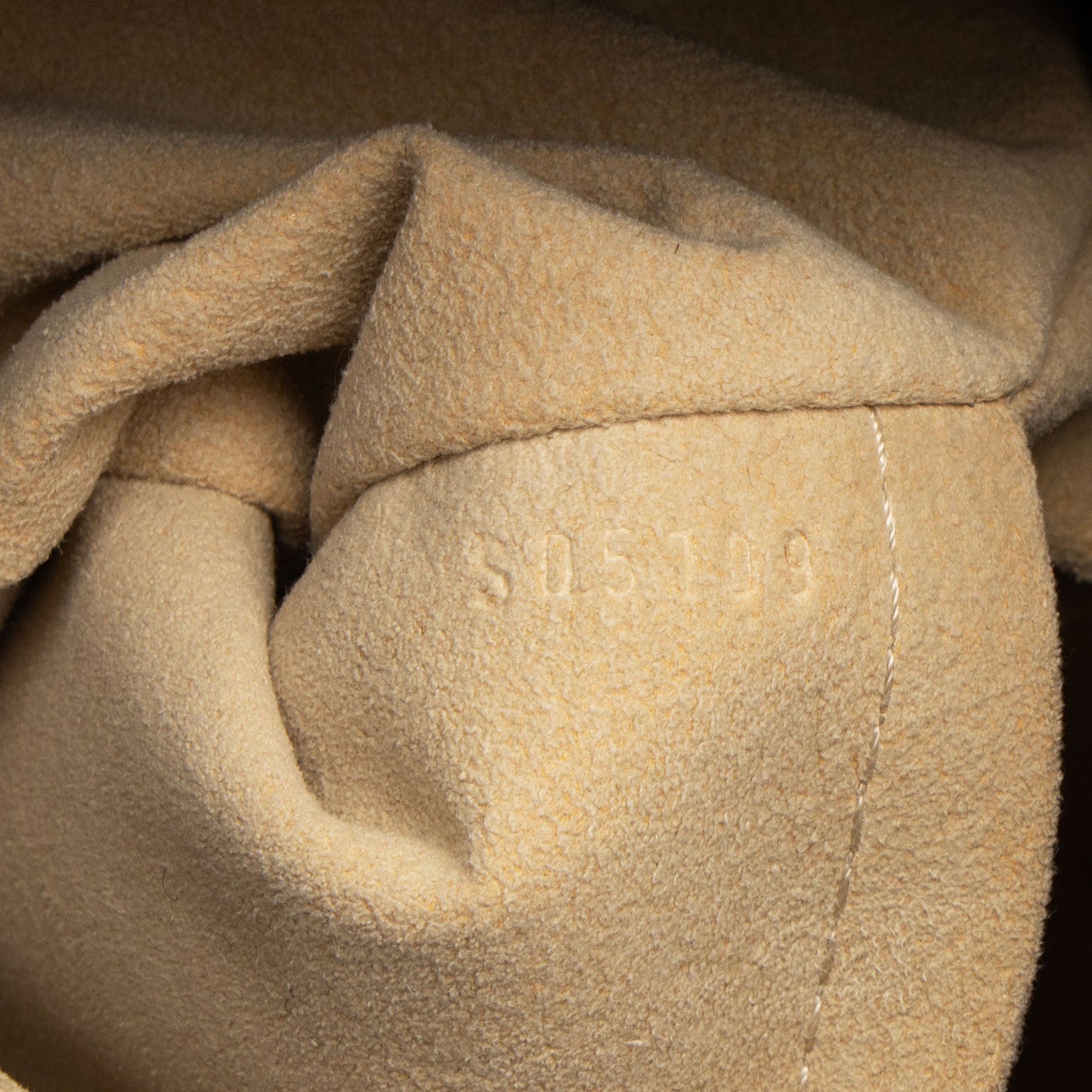 Louis Vuitton Monogram Canvas Artsy MM Shoulder Bag (SHF-Xnlfsn)