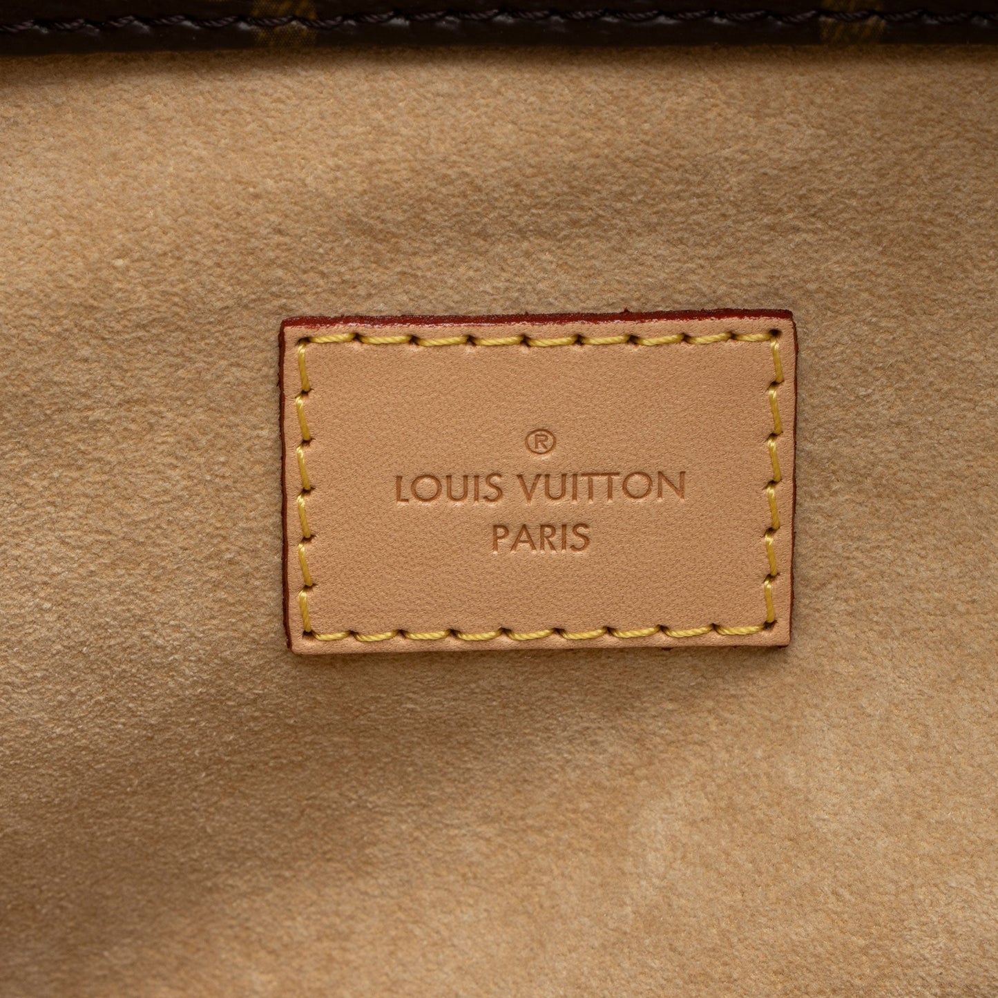Louis Vuitton Monogram Canvas Artsy MM Shoulder Bag (SHF-2r6lNX)
