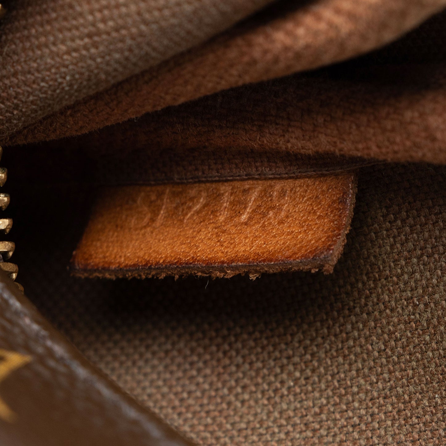 Louis Vuitton Monogram Canvas Mini Pochette Accessoires -  (SHF-IQRtfM)