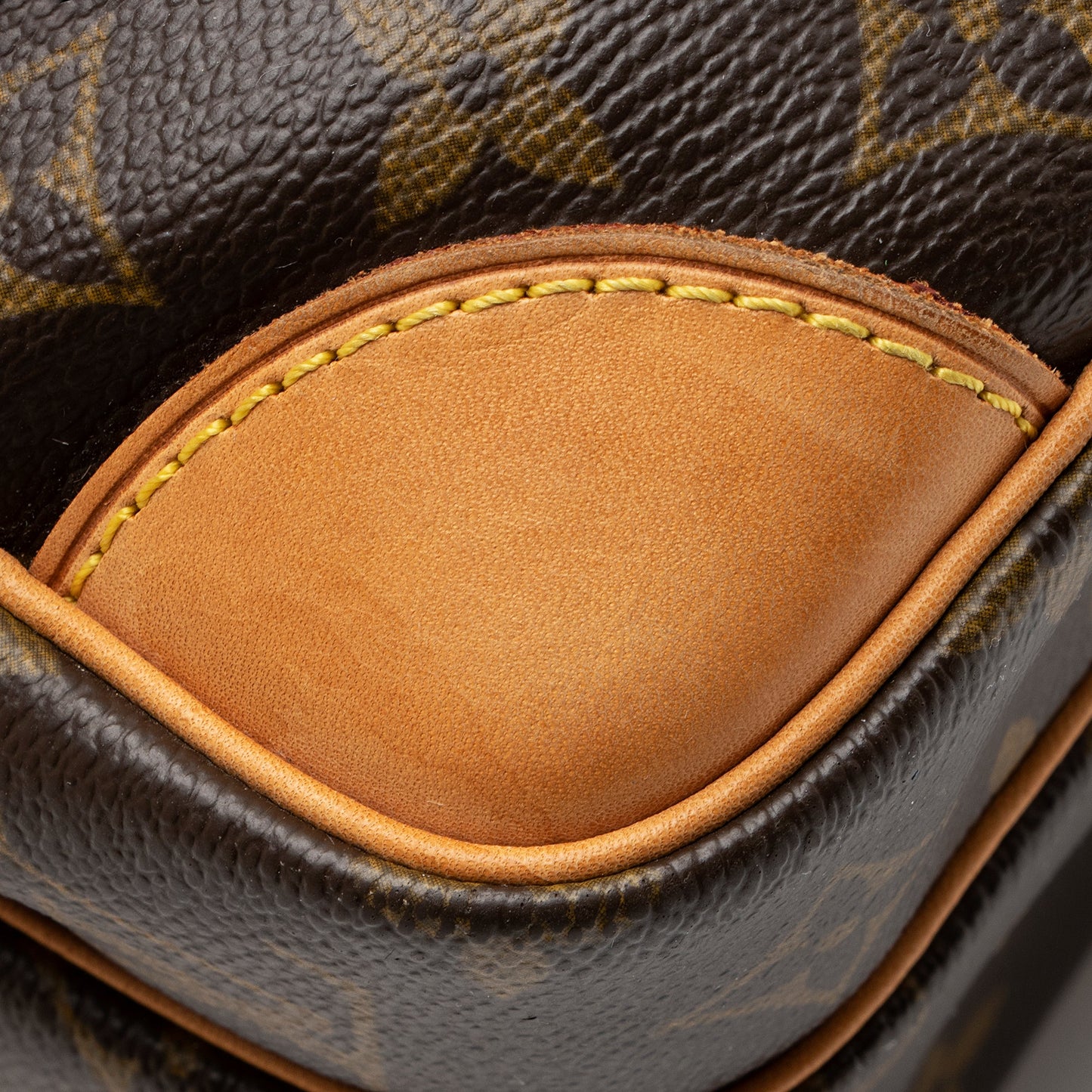 Louis Vuitton Monogram Canvas Nile MM Messenger Bag (SHF-23321)
