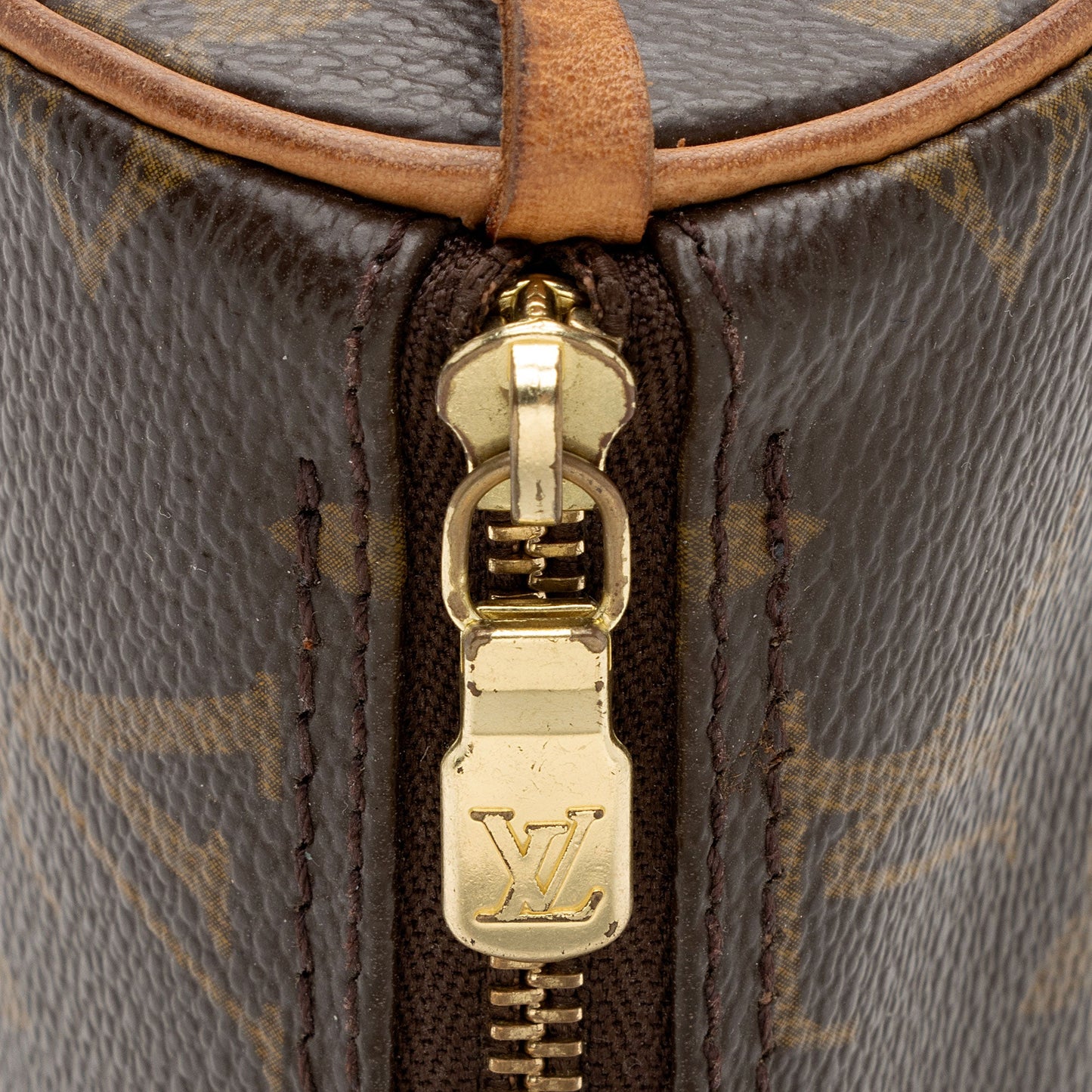 Louis Vuitton Monogram Canvas Round Pochette (SHF-BEaXf8)