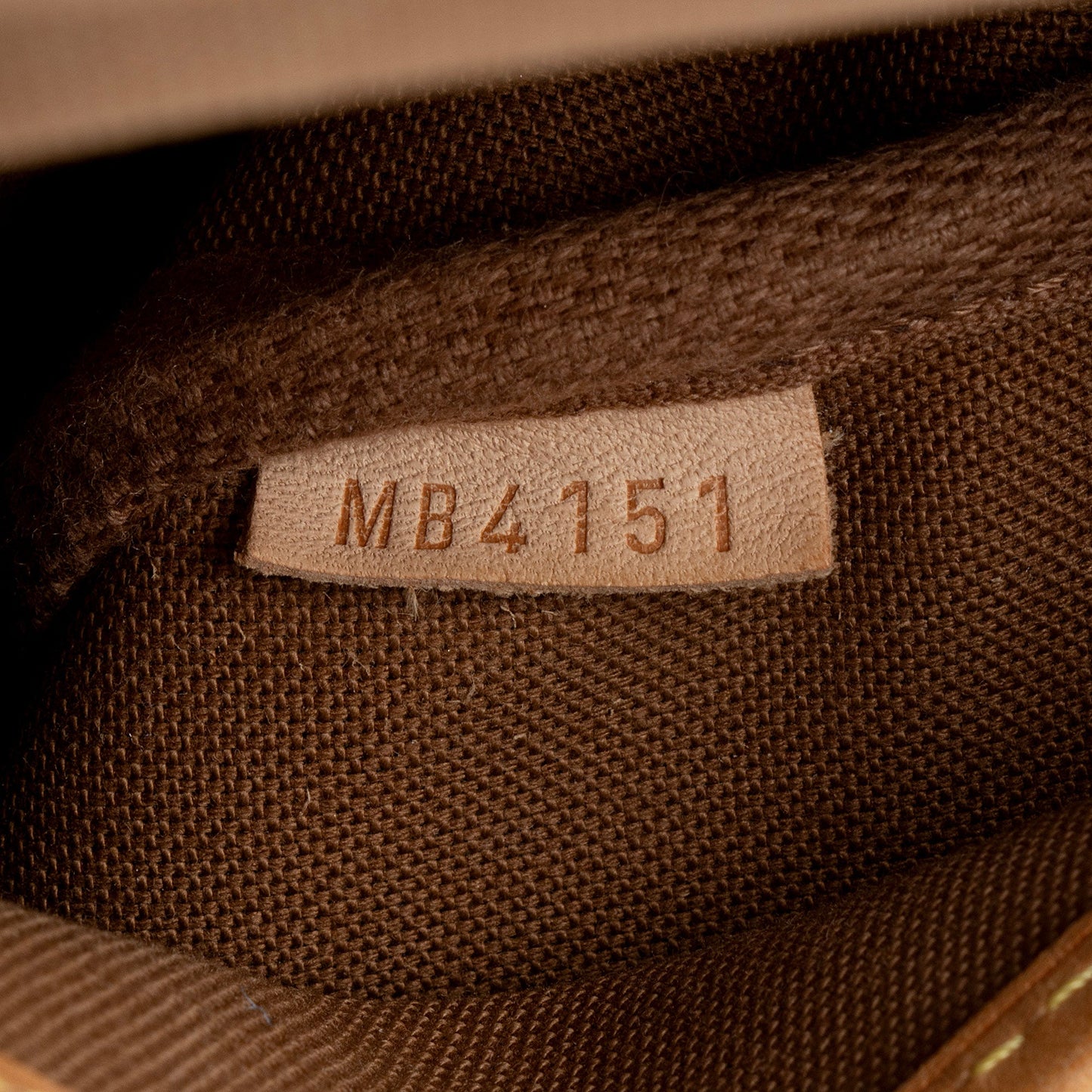 Louis Vuitton Monogram Canvas Saumur 30 Messenger Bag (SHF-Uyfdal)