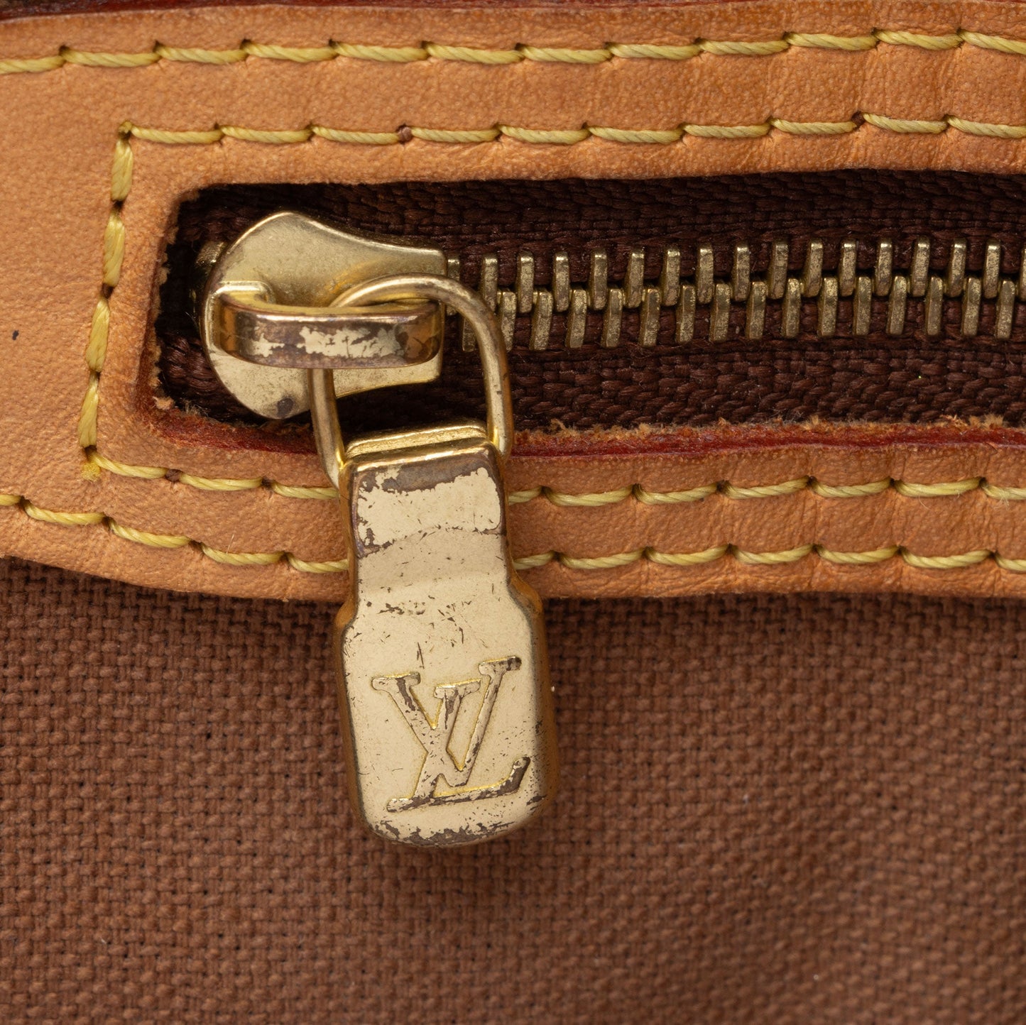 Louis Vuitton Monogram Canvas Speedy 25 Satchel (SHF-iGCWEi)