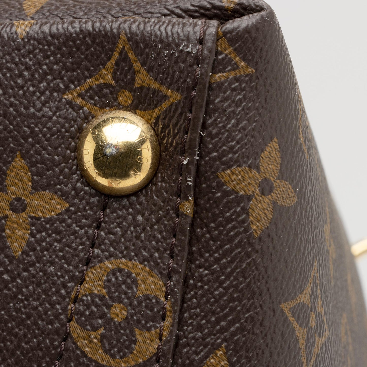 Louis Vuitton Monogram Canvas V Tote MM (SHF-xfJRm0)
