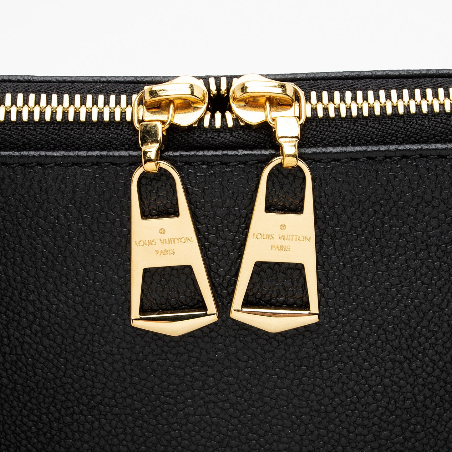Louis Vuitton Monogram Canvas V Tote MM (SHF-mj9iOY)