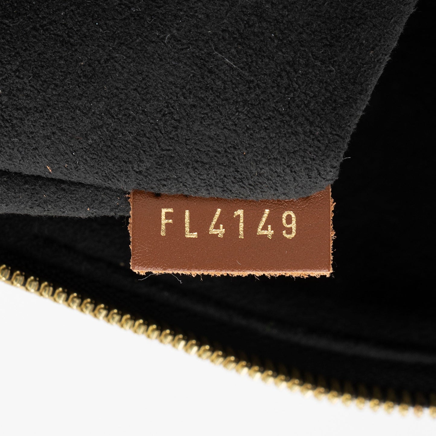Louis Vuitton Monogram Canvas V Tote MM (SHF-mj9iOY)