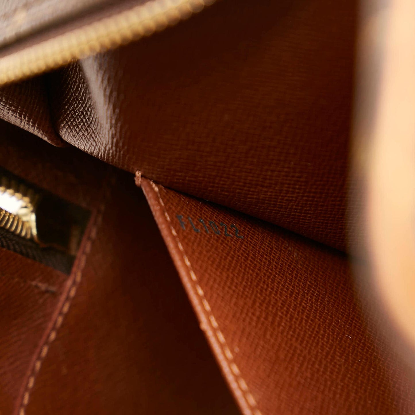 Louis Vuitton Monogram Cite MM (SHG-30432)