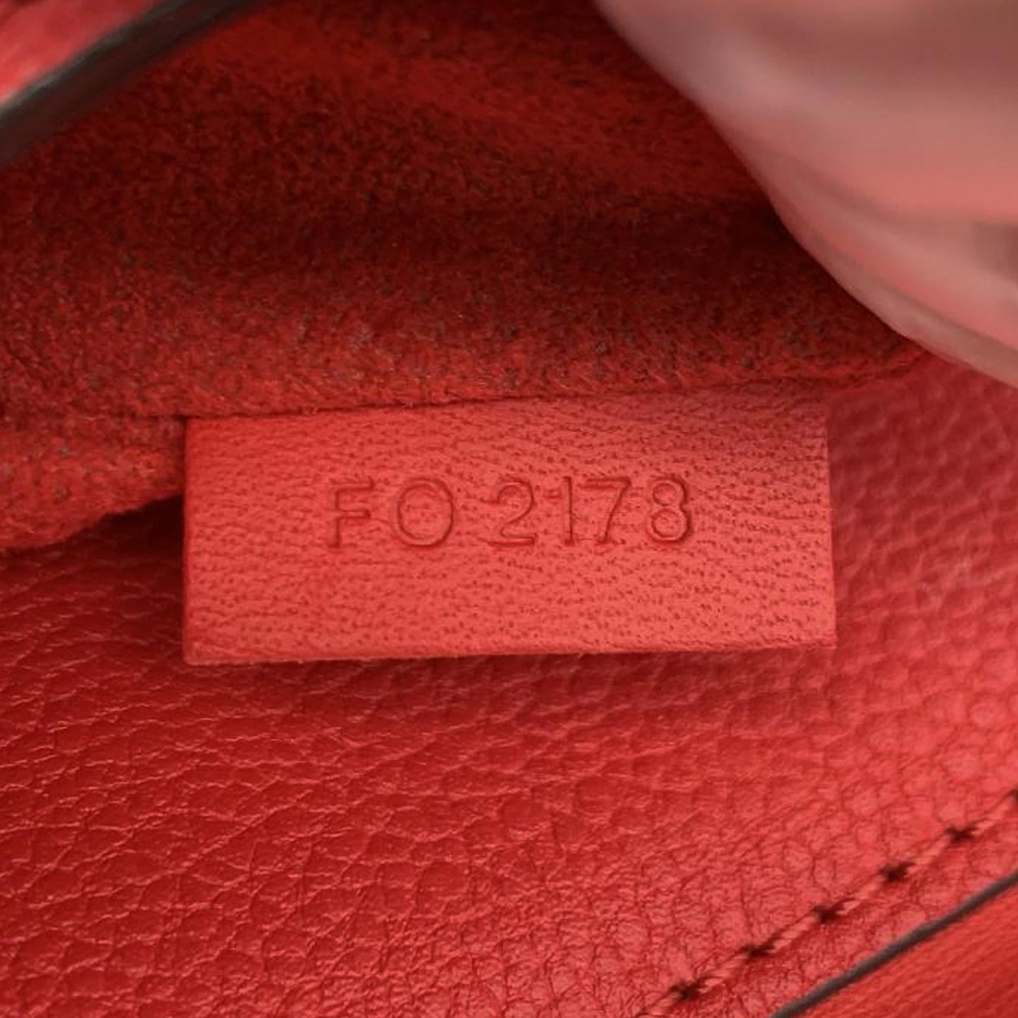 Louis Vuitton Monogram Cuir Very Chain (SHG-dYUOUN)