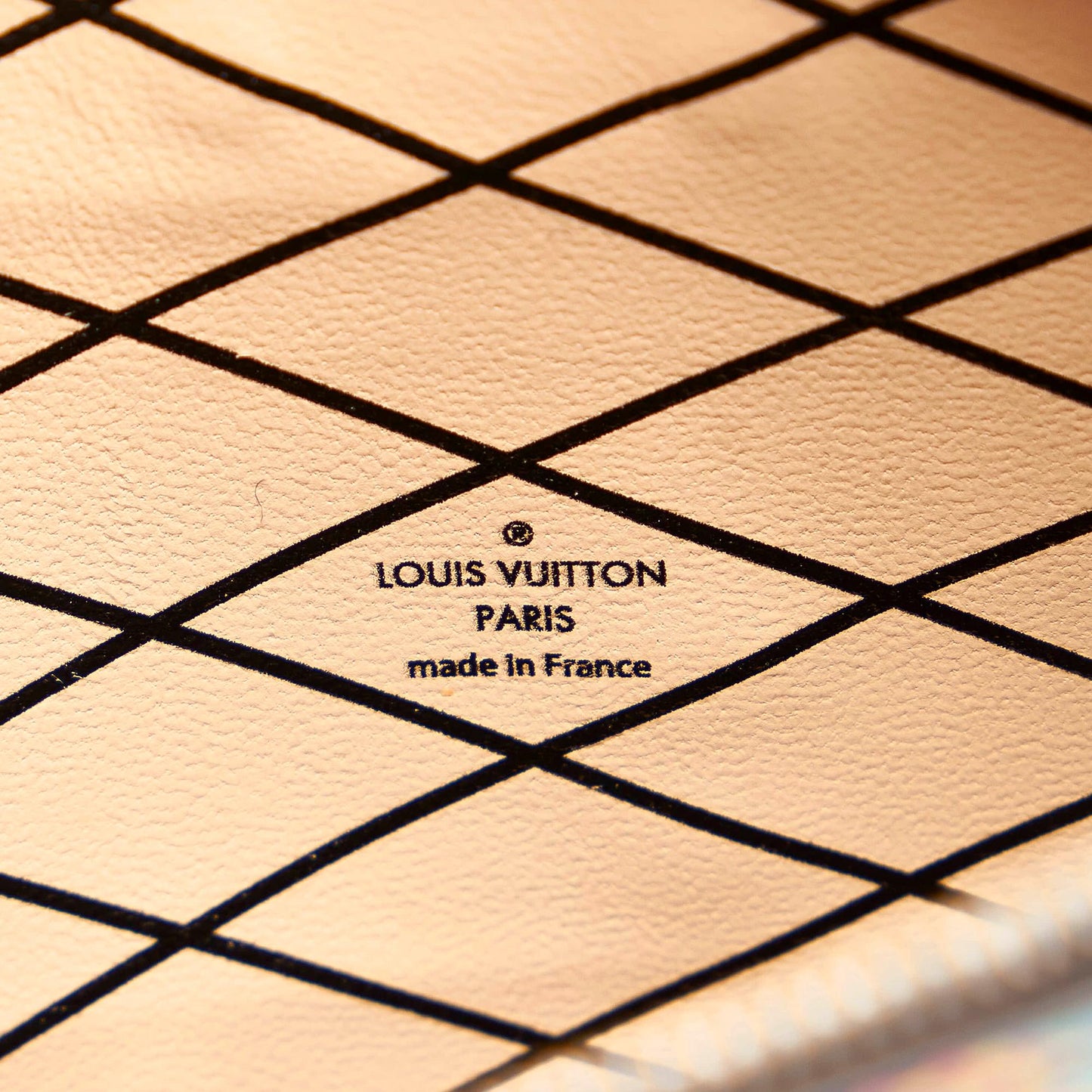 Louis Vuitton Monogram Damier Pop Trunk Clutch (SHG-eHXZKA)