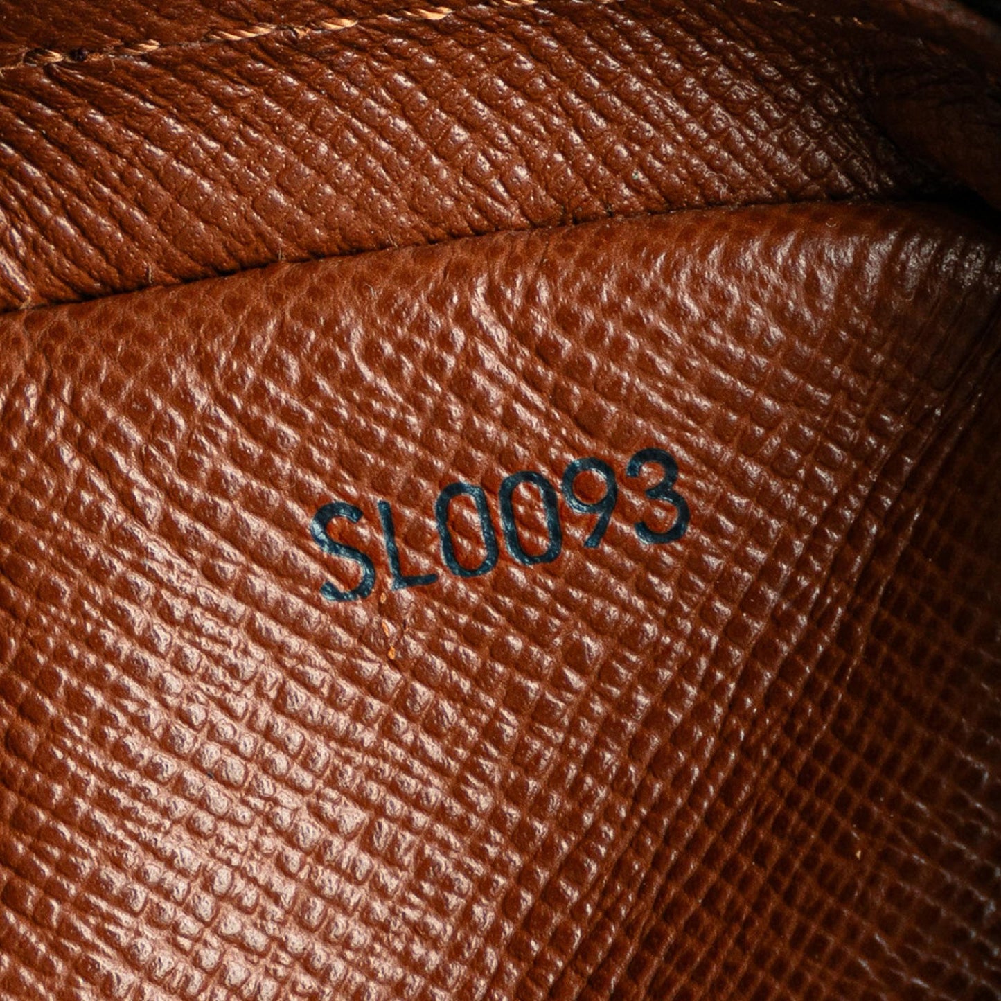 Louis Vuitton Monogram Danube (SHG-Uo0yMO)