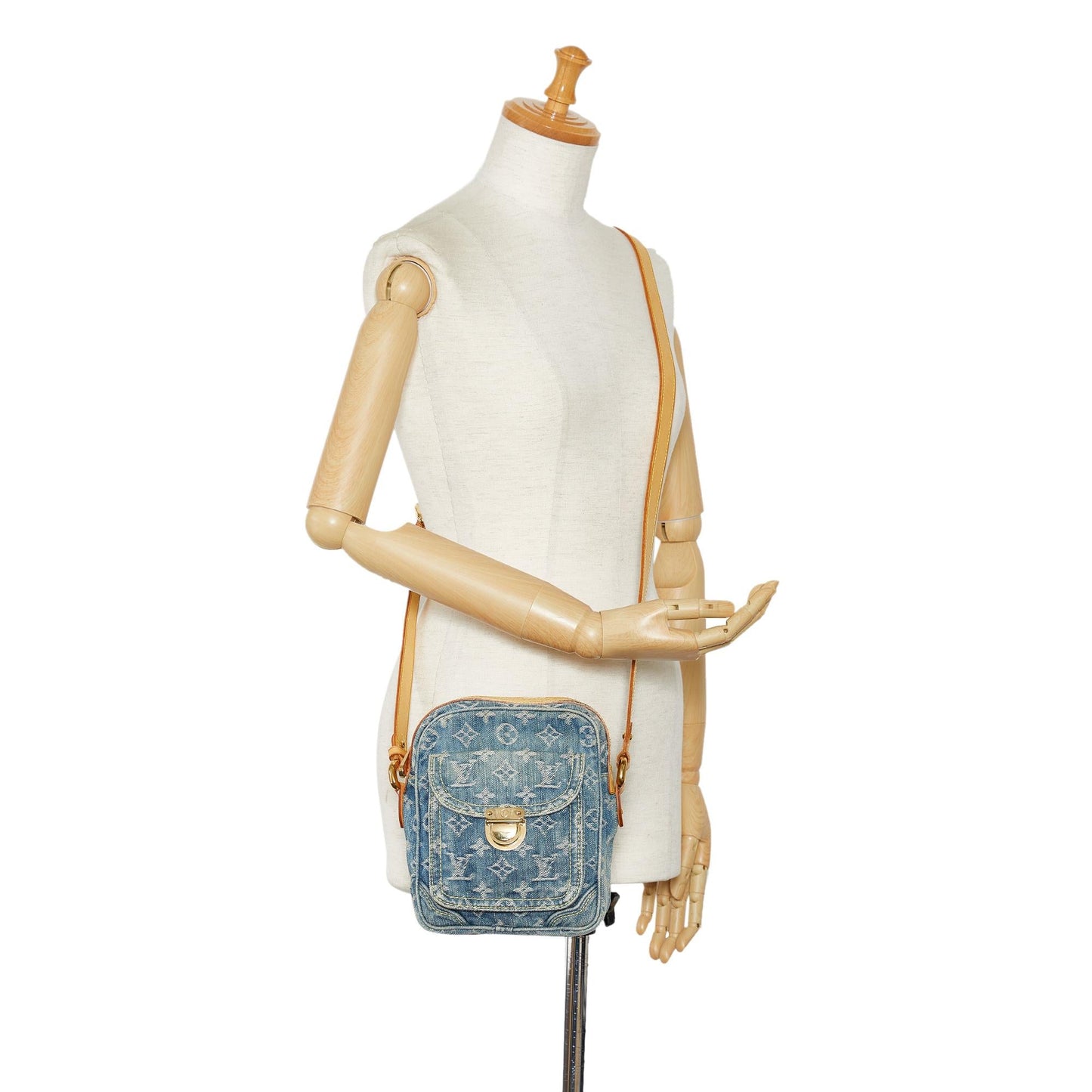 Louis Vuitton Monogram Denim Camera Bag (SHG-eRz7fL)