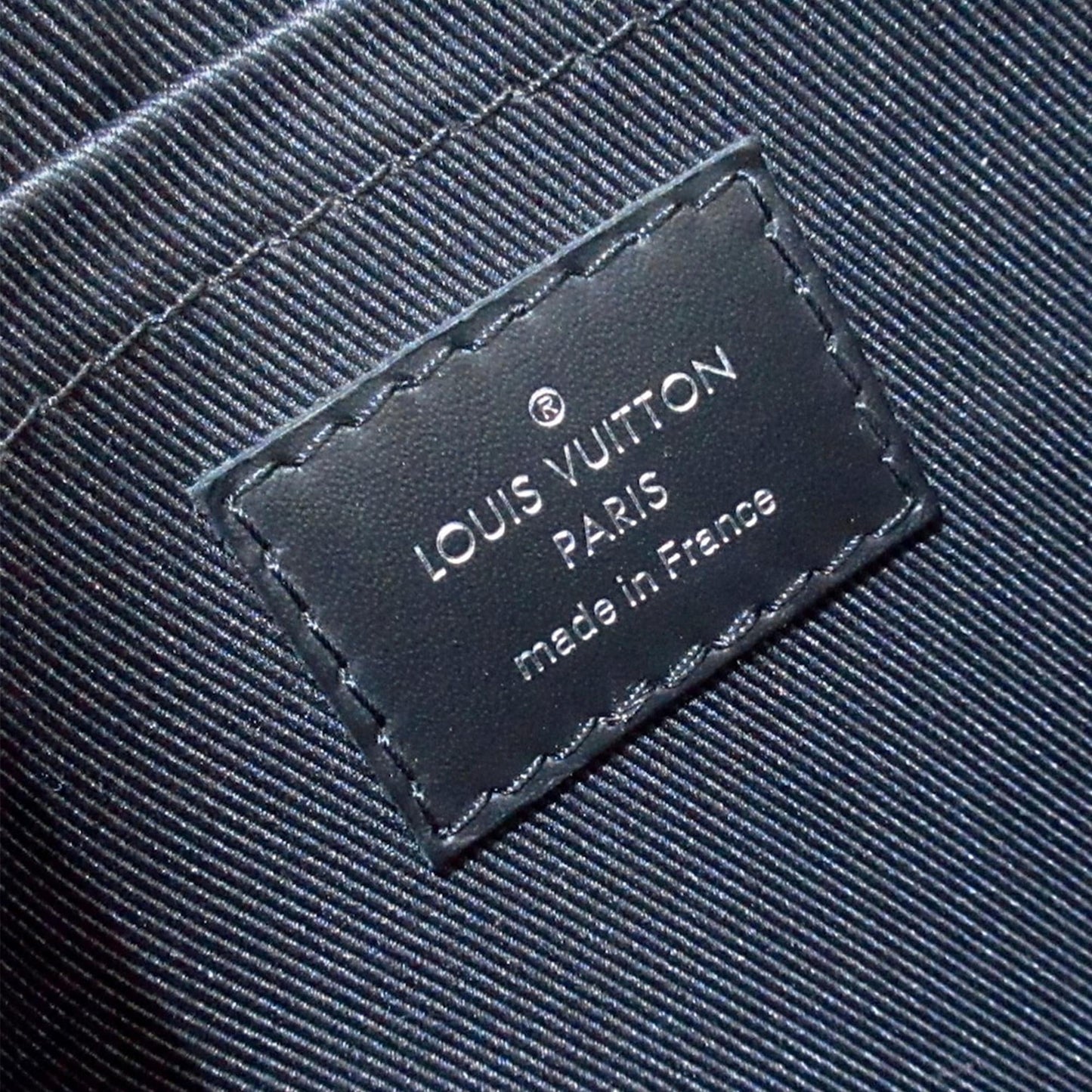 Louis Vuitton Monogram Eclipse Discovery Pochette GM (SHG-EvPn9B)
