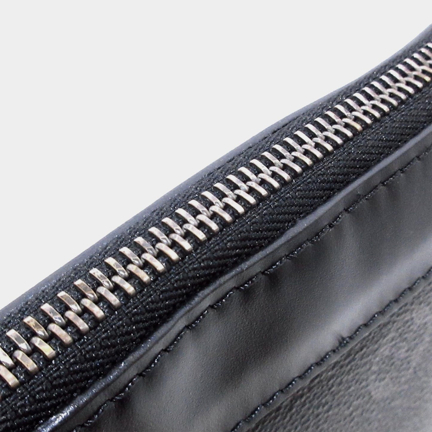 Louis Vuitton Monogram Eclipse Discovery Pochette GM (SHG-jm4vmb)