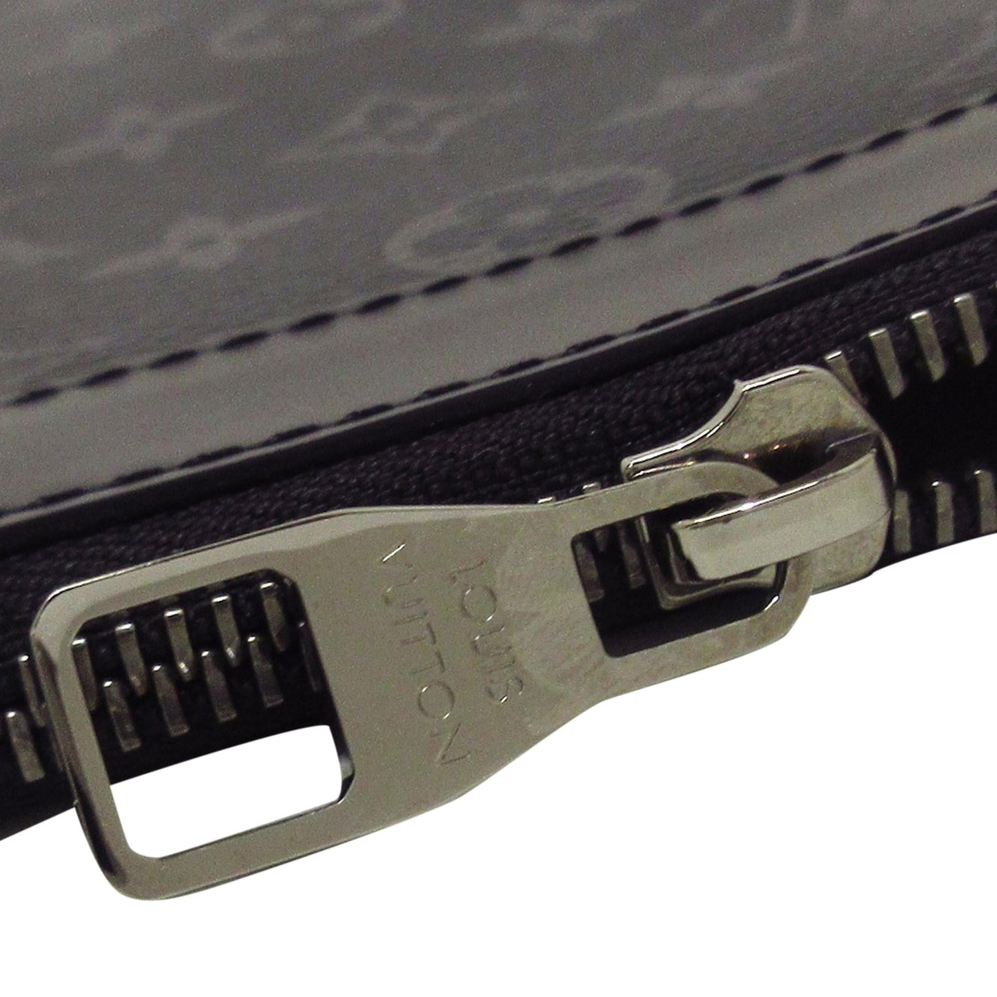 Louis Vuitton Monogram Eclipse Discovery Pochette (SHG-H5M49L)