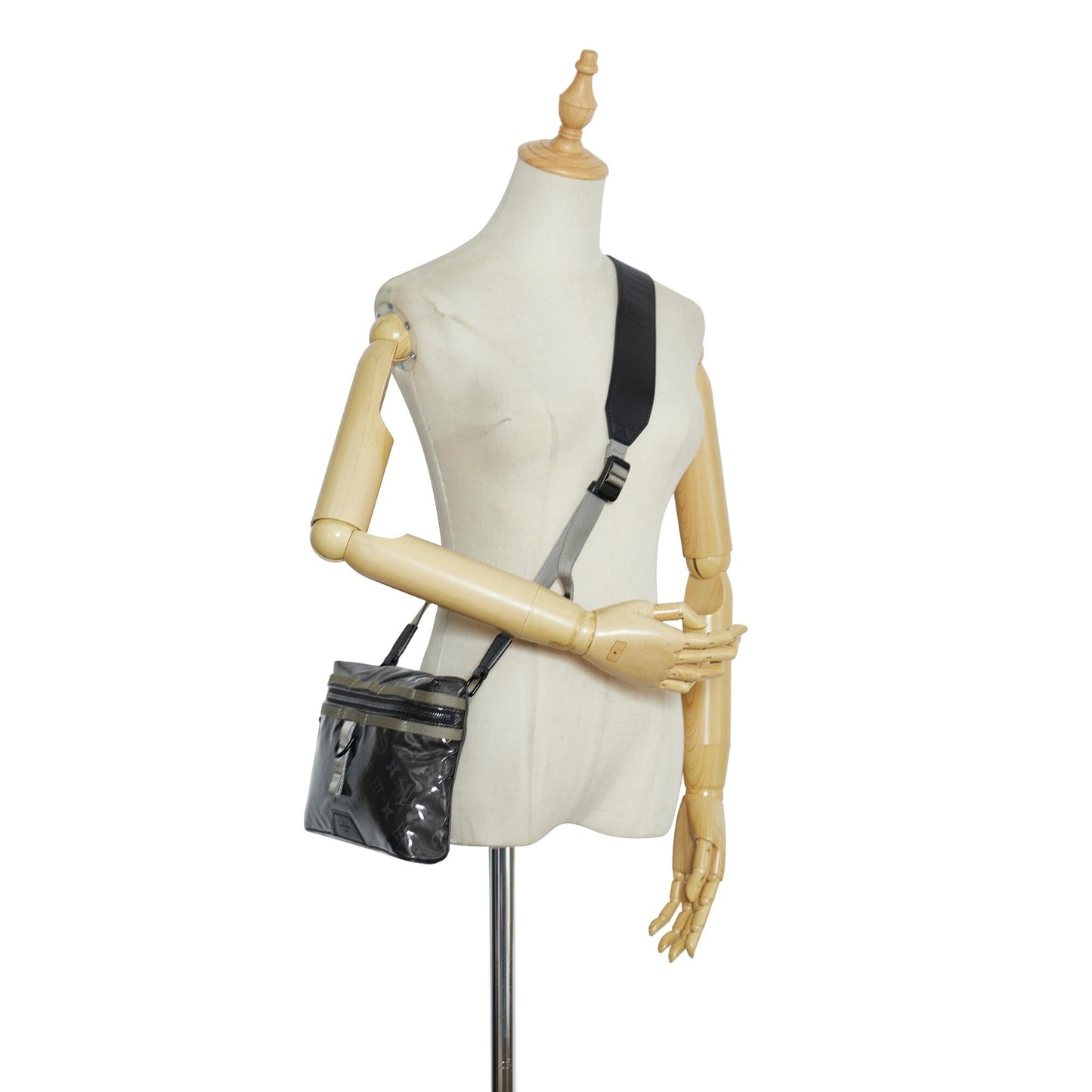 Louis Vuitton Monogram Eclipse Glaze Messenger (SHG-2Mtop6)