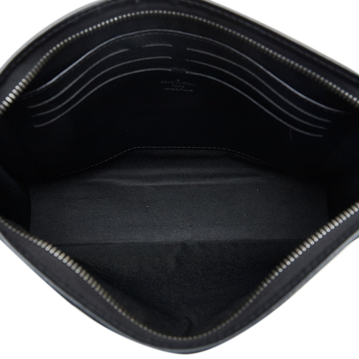 Louis Vuitton Monogram Eclipse Pochette Voyage MM (SHG-s1vW8V)