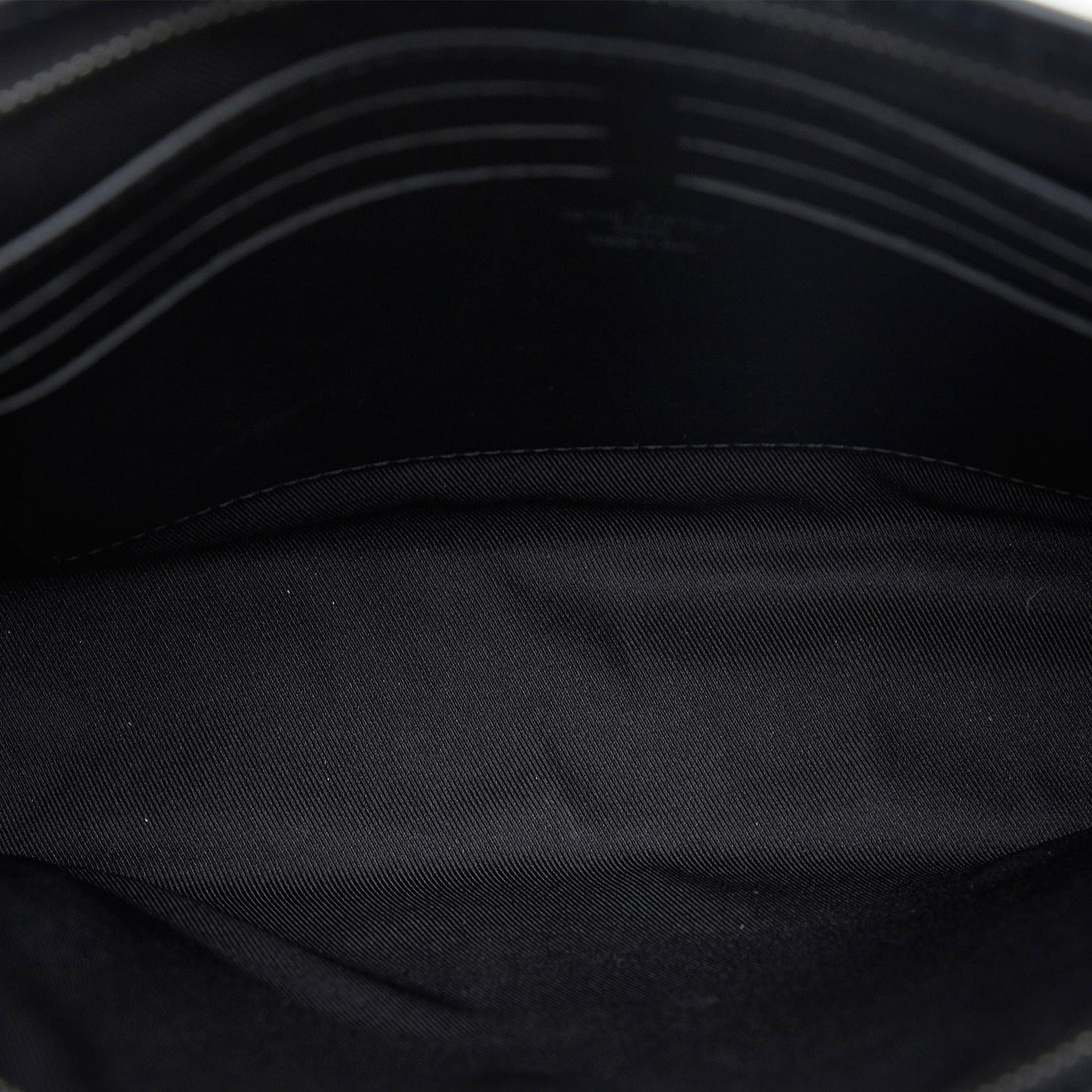 Louis Vuitton Monogram Eclipse Pochette Voyage MM (SHG-w7cjZA)