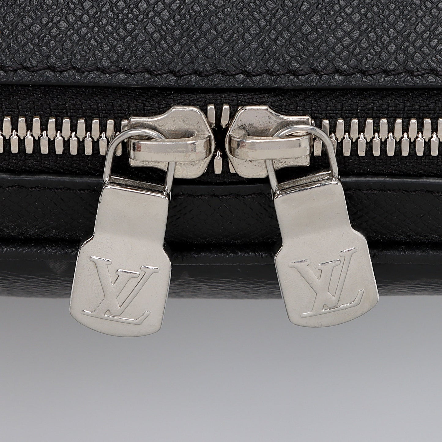 Louis Vuitton Monogram Eclipse Taiga Leather Outdoor Messenger Bag (SHF-yvJahI)