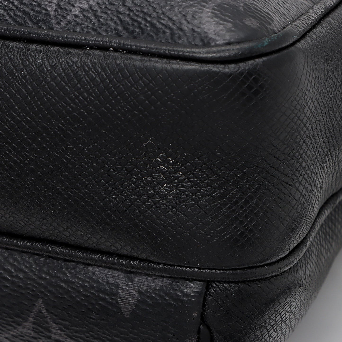 Louis Vuitton Monogram Eclipse Taiga Leather Outdoor Messenger Bag (SHF-yvJahI)