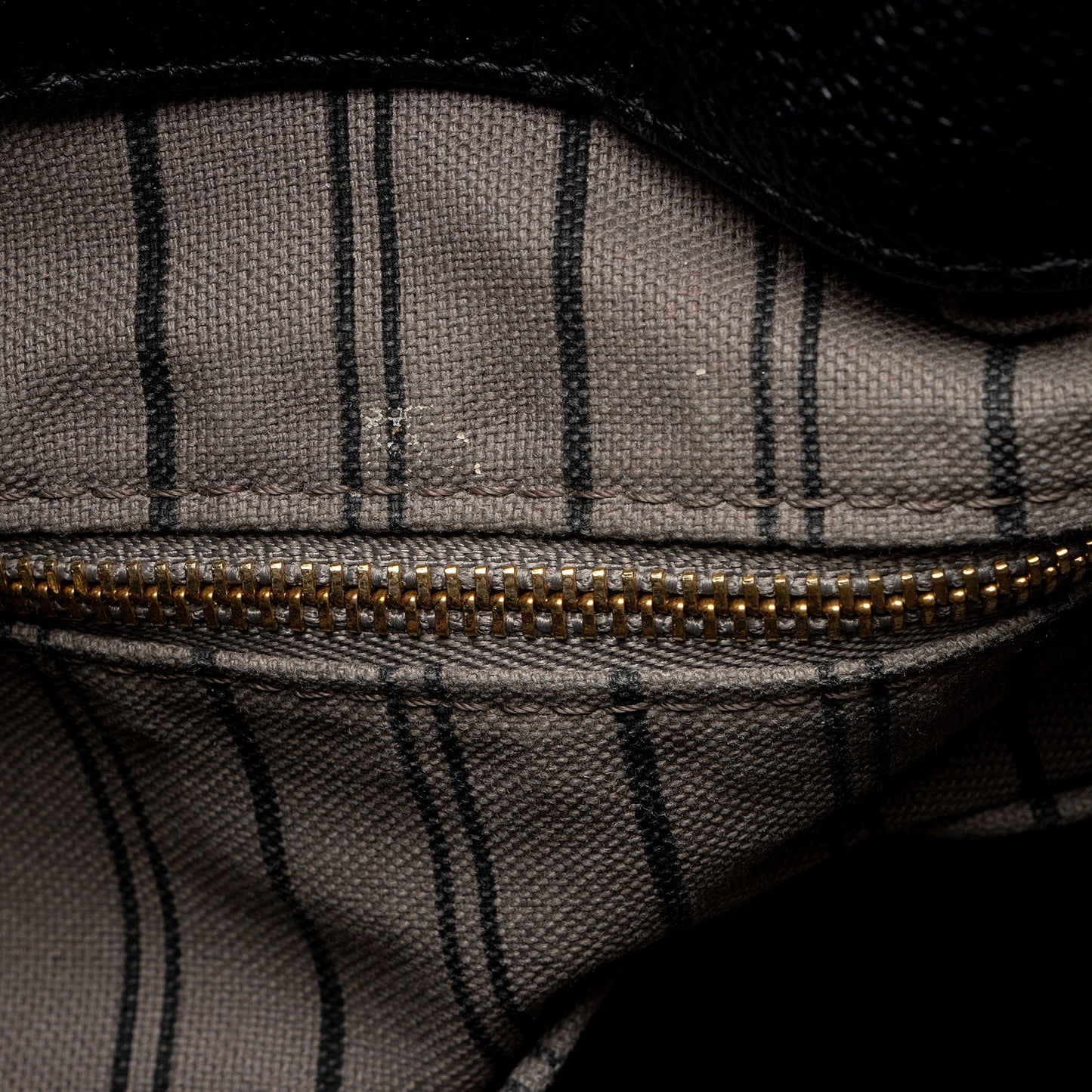 Louis Vuitton Monogram Empreinte Artsy MM Shoulder Bag (SHF-QpEZQc)